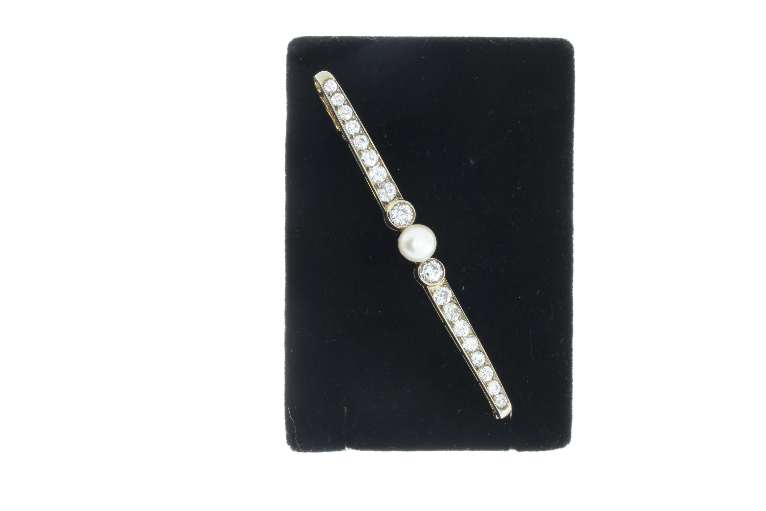 Diamond and Pearl 18 Carat Yellow Gold Brooch In Excellent Condition For Sale In Berlin, DE