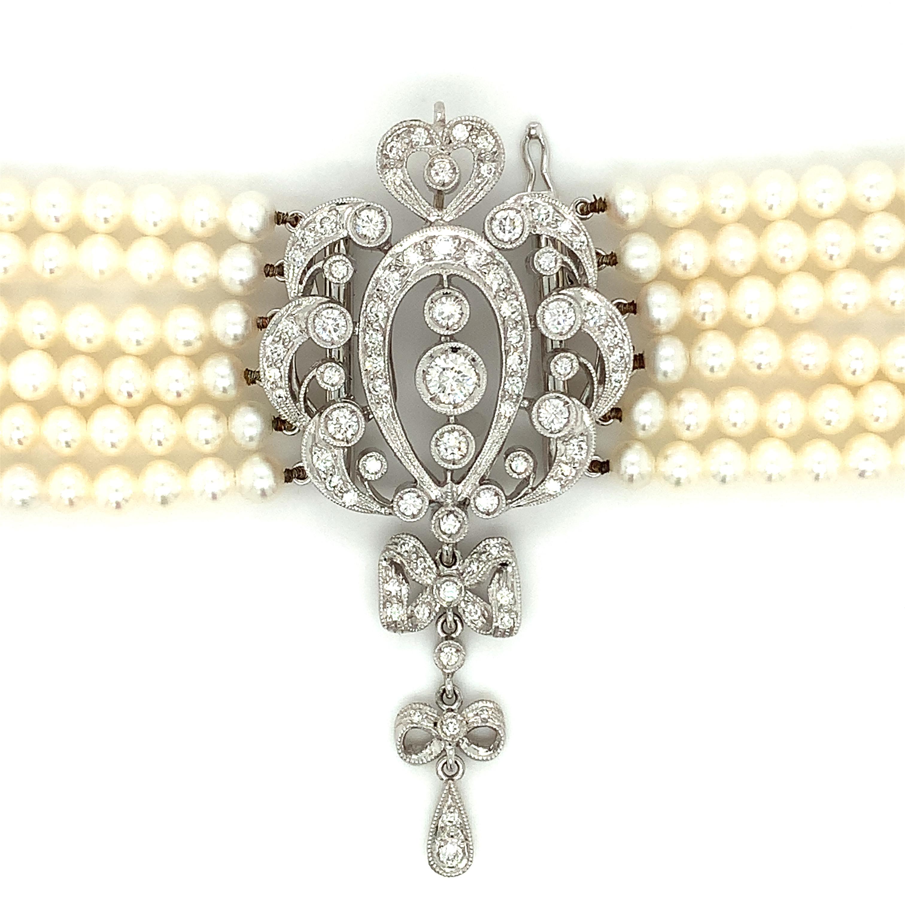 Magnifique collier ras de cou de style art déco en diamants et perles en or blanc 18ct.
Composée d'un diamant rond brillant de 2,50ct et de perles de culture de forme ronde de couleur blanc crème, le tout serti dans de l'or blanc 18ct.
Magnifique