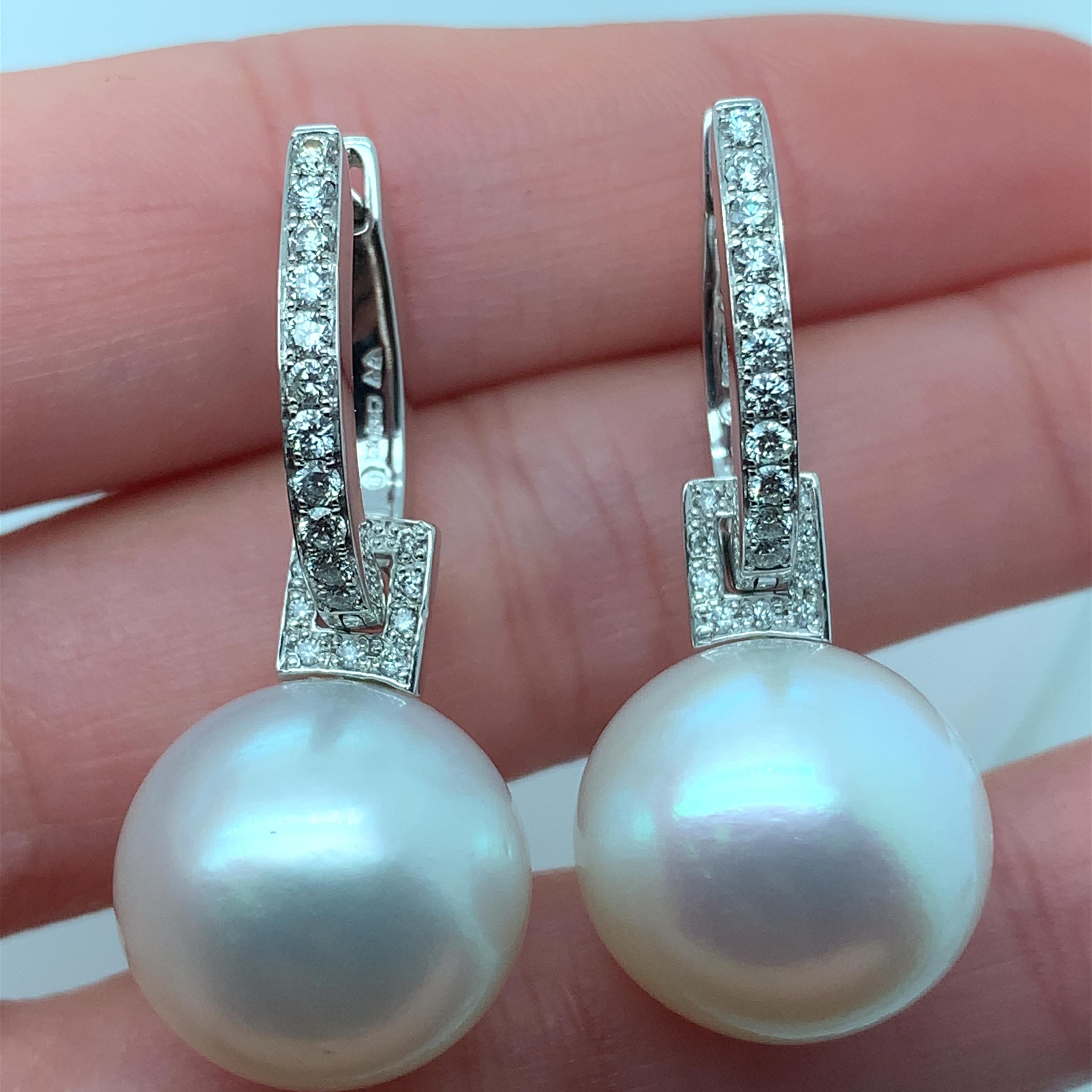 Art déco Boucles d'oreilles art déco en diamant et perle, de style goutte ou cerceau  or blanc 18k en vente