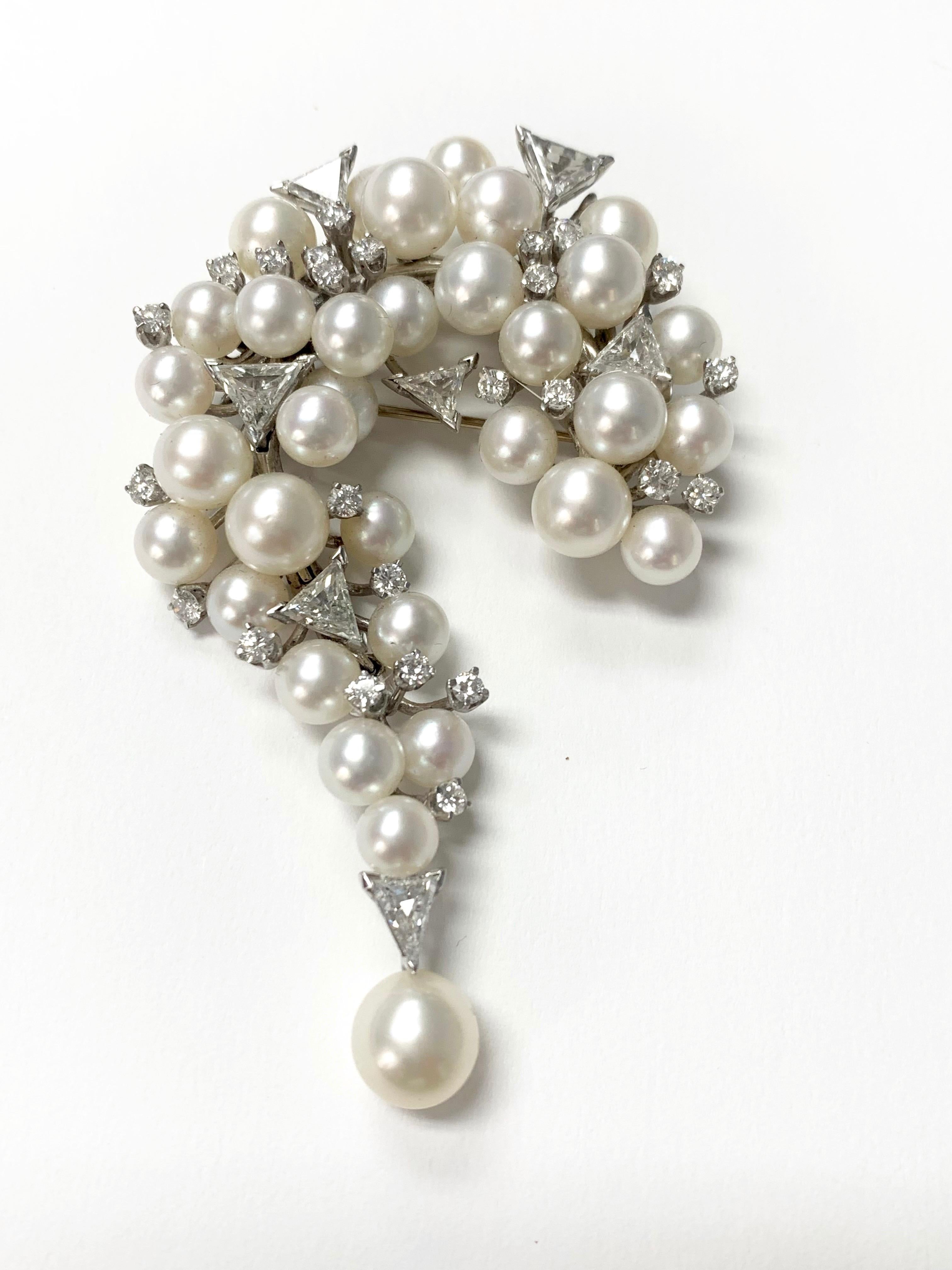 Diamond and pearl brooch handcrafted in platinum. 
The details are as follows : 
Diamond weight : 4 carat ( G color and SI -I clarity ) 
Measurements : 3