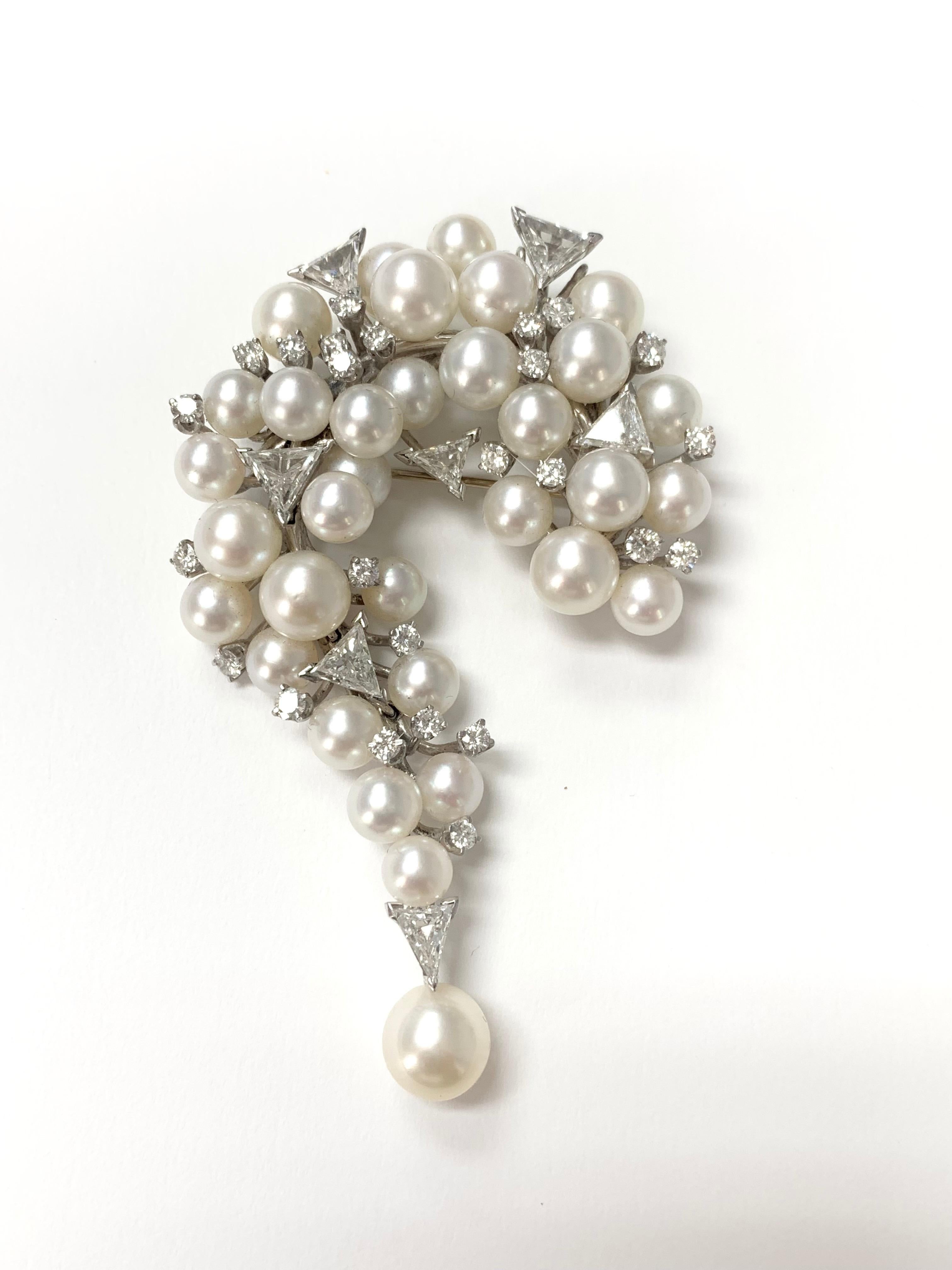 Taille ronde Broche en platine avec diamants et perles en vente