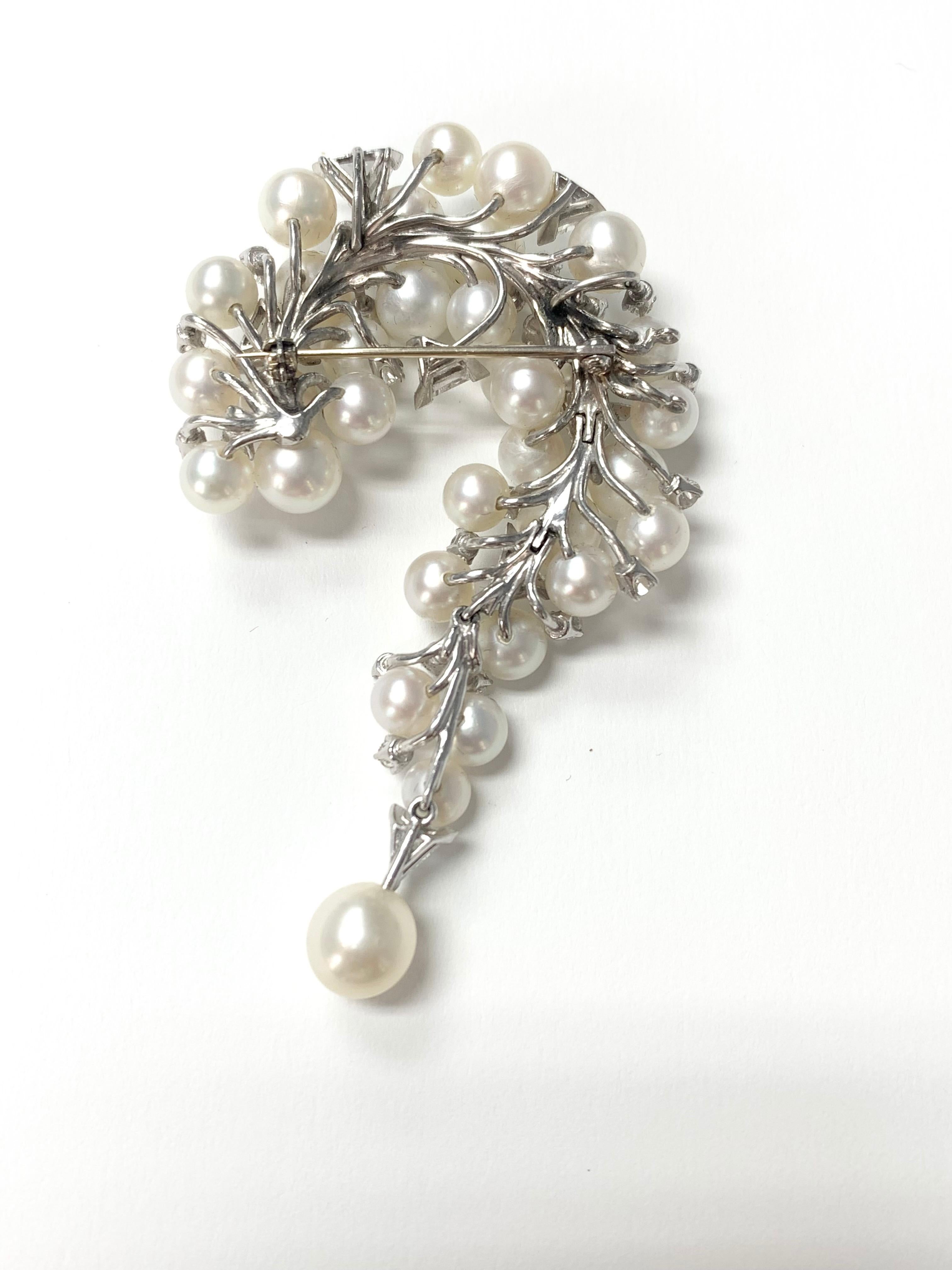 Diamond and Pearl Brooch in Platinum In Excellent Condition For Sale In New York, NY