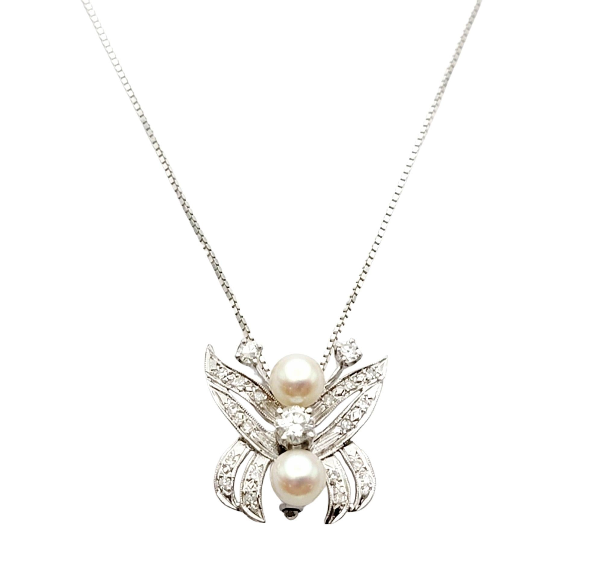 Contemporain Rehausseur / Pendentif papillon en or blanc 14 carats avec diamants et perles  en vente
