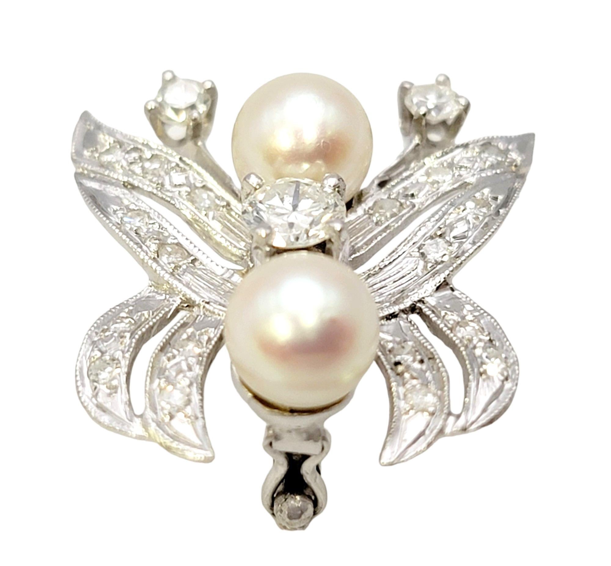 Taille ronde Rehausseur / Pendentif papillon en or blanc 14 carats avec diamants et perles  en vente
