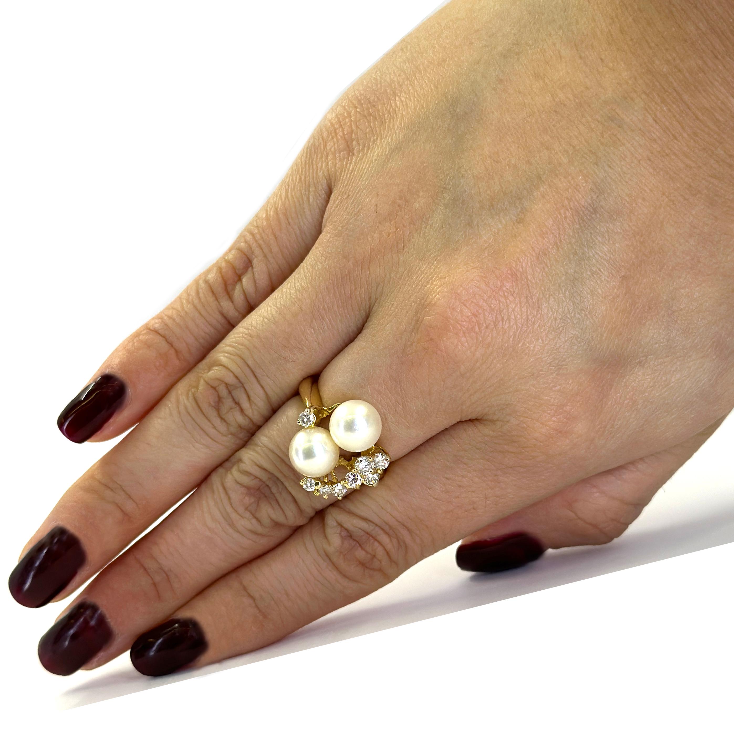 Anello in oro giallo 14 carati con due perle coltivate da 8 mm e 8 diamanti rotondi taglio brillante di purezza VS e colore H per un totale di circa 0,33 carati. Misura del dito 5,75. Il peso finito è di 6,0 grammi.

Sono disponibili anche orecchini