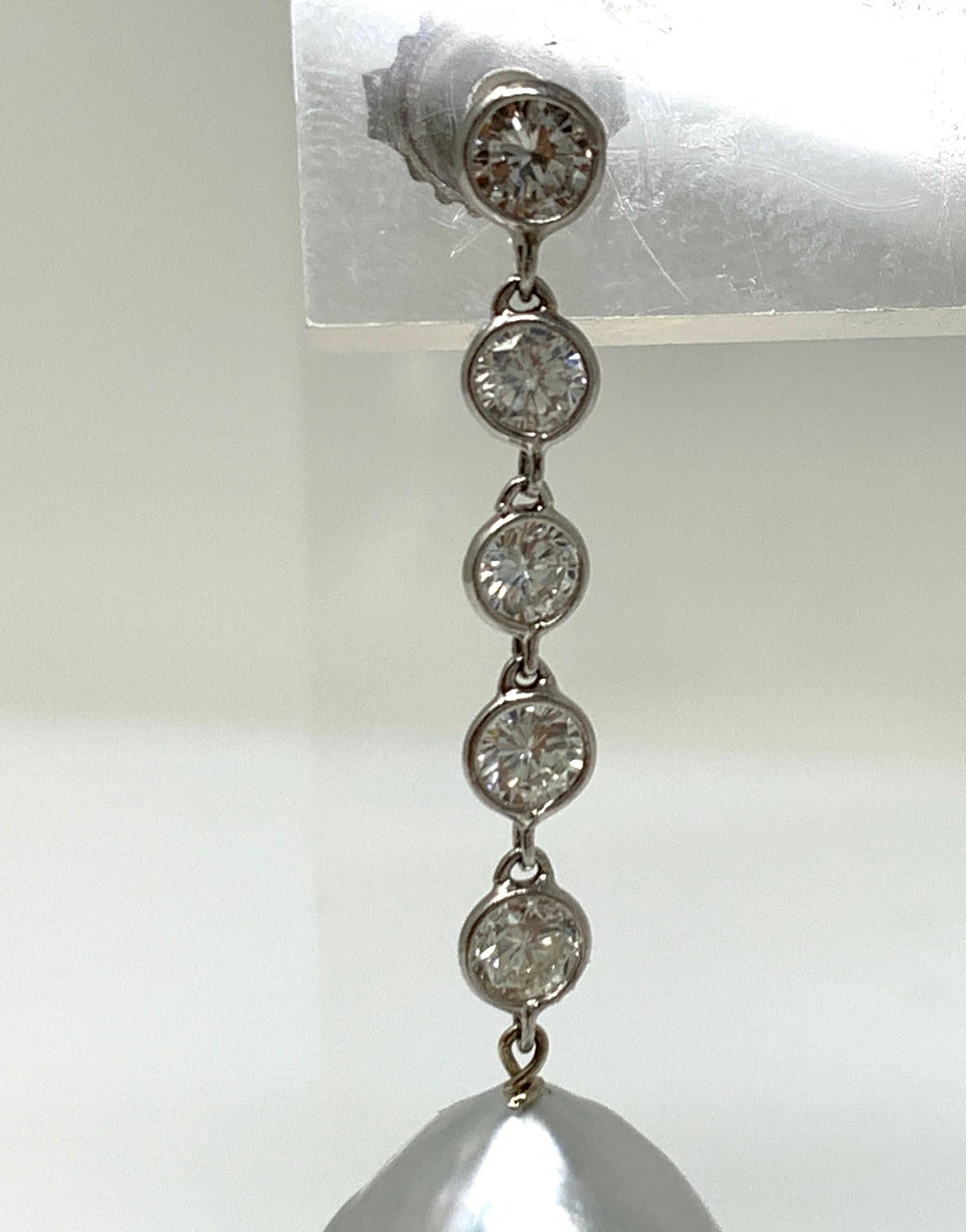 Diamond and Pearl Dangle Earrings in Platinum In New Condition For Sale In New York, NY