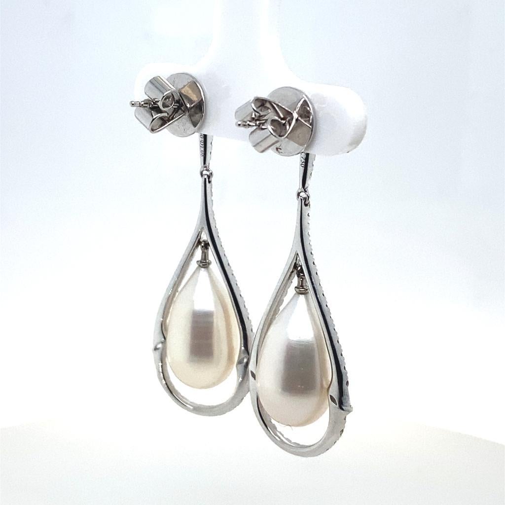 Diamond and Pearl Drop Earrings 18 Karat White Gold In Excellent Condition For Sale In London, GB