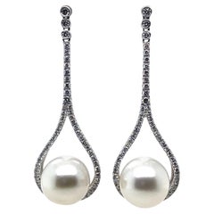 Boucles d'oreilles pendantes en or blanc 18 carats avec diamants et perles