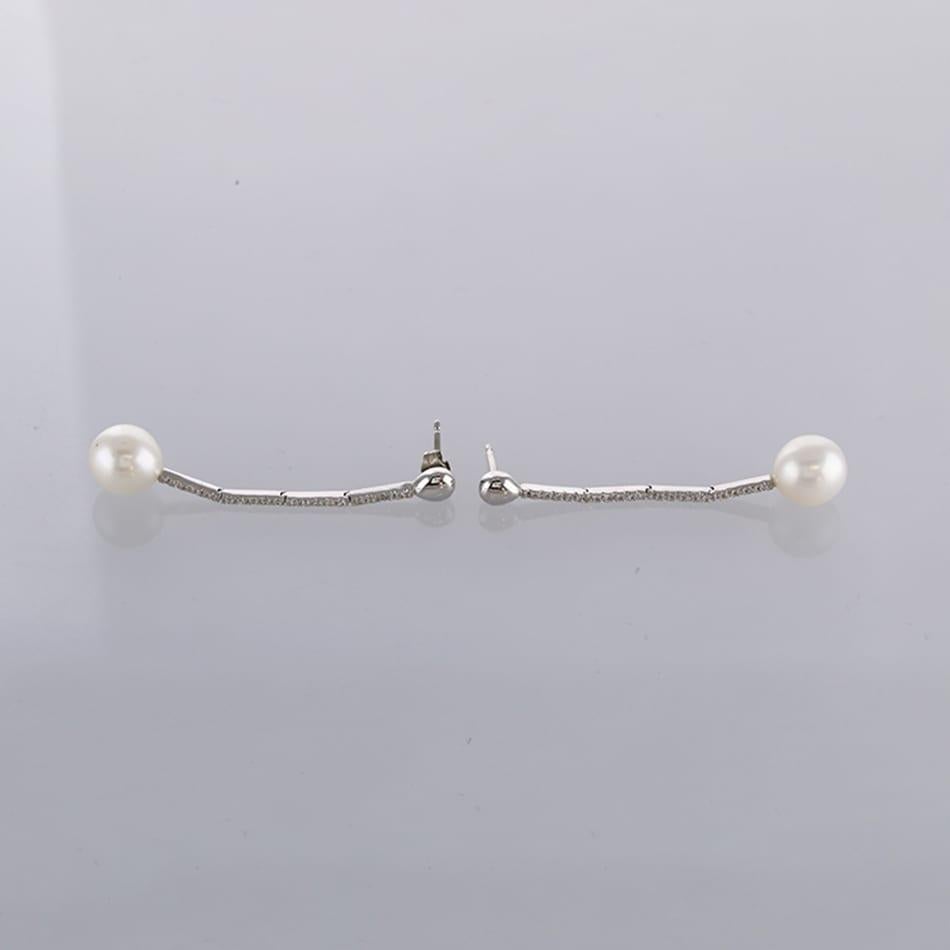 Dies ist ein Paar Ohrringe aus 18 Karat Weißgold mit Diamanten und Zuchtperlen. Jeder Ohrring beherbergt eine einzelne runde Perle und eine Reihe von 20 runden Diamanten im Brillantschliff.


Zustand: Gebraucht (Sehr gut)
Gewicht: 7.0