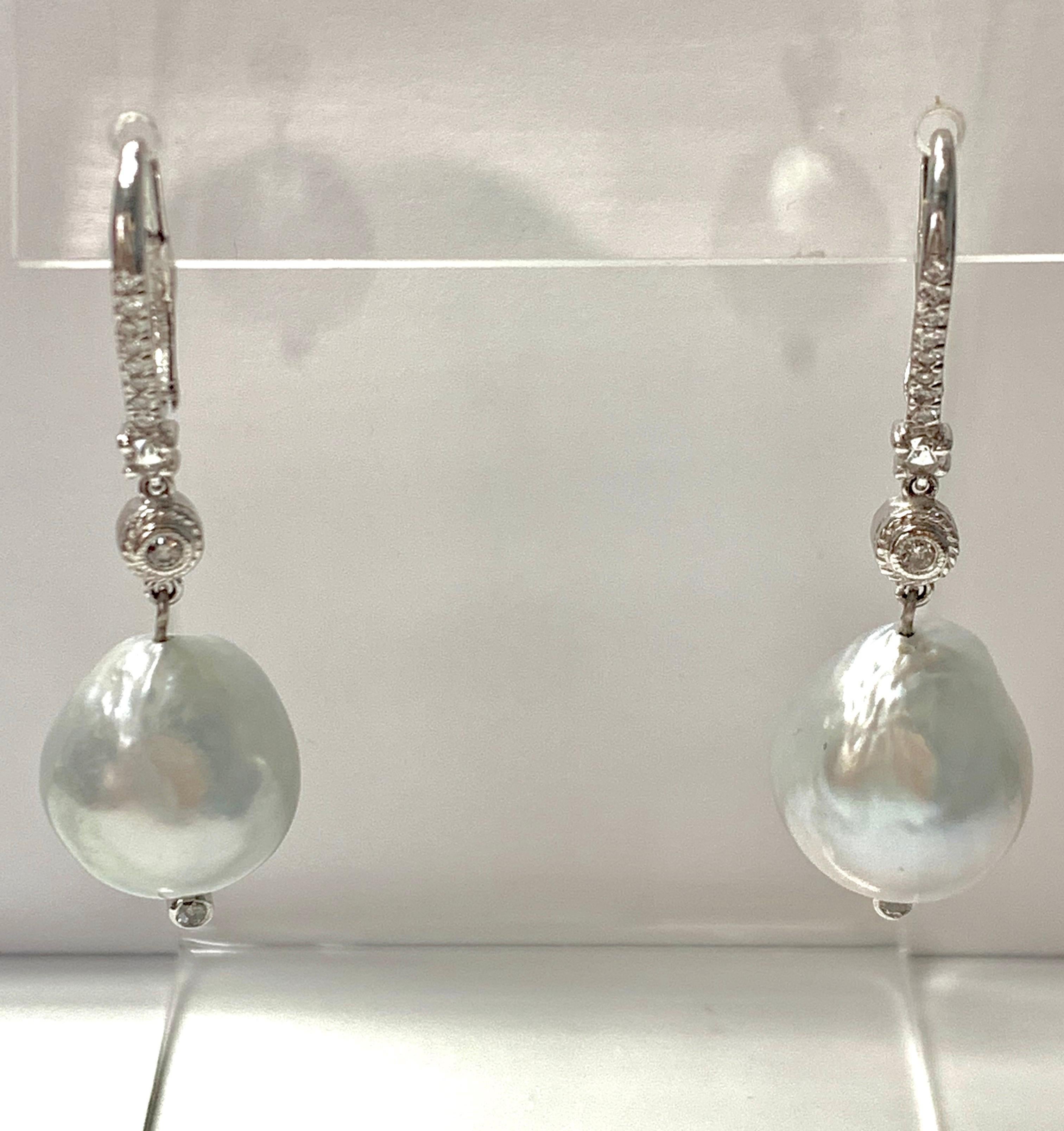 Contemporain Boucles d'oreilles en goutte en or blanc 18 carats avec diamants et perles en vente