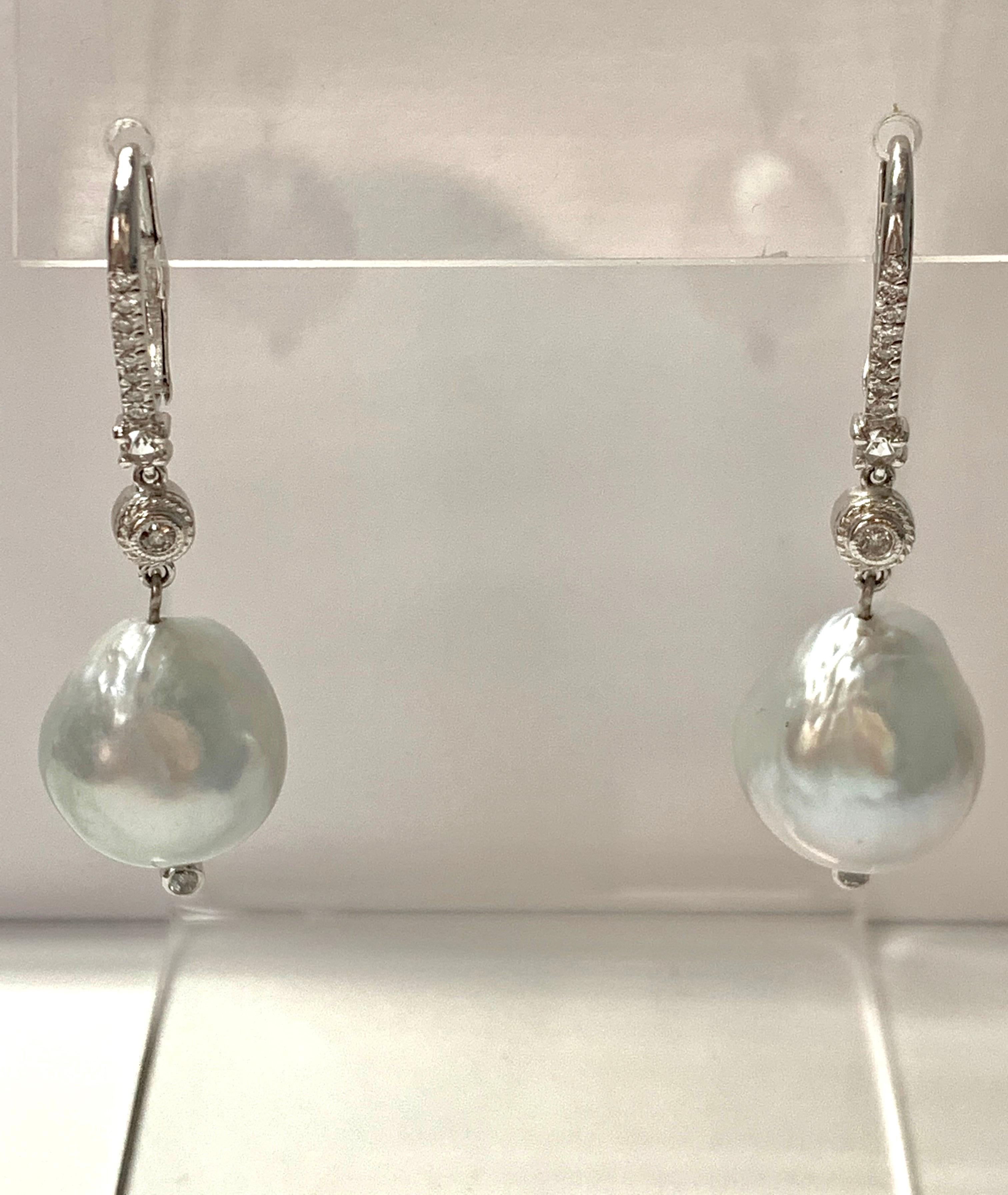 Taille ronde Boucles d'oreilles en goutte en or blanc 18 carats avec diamants et perles en vente