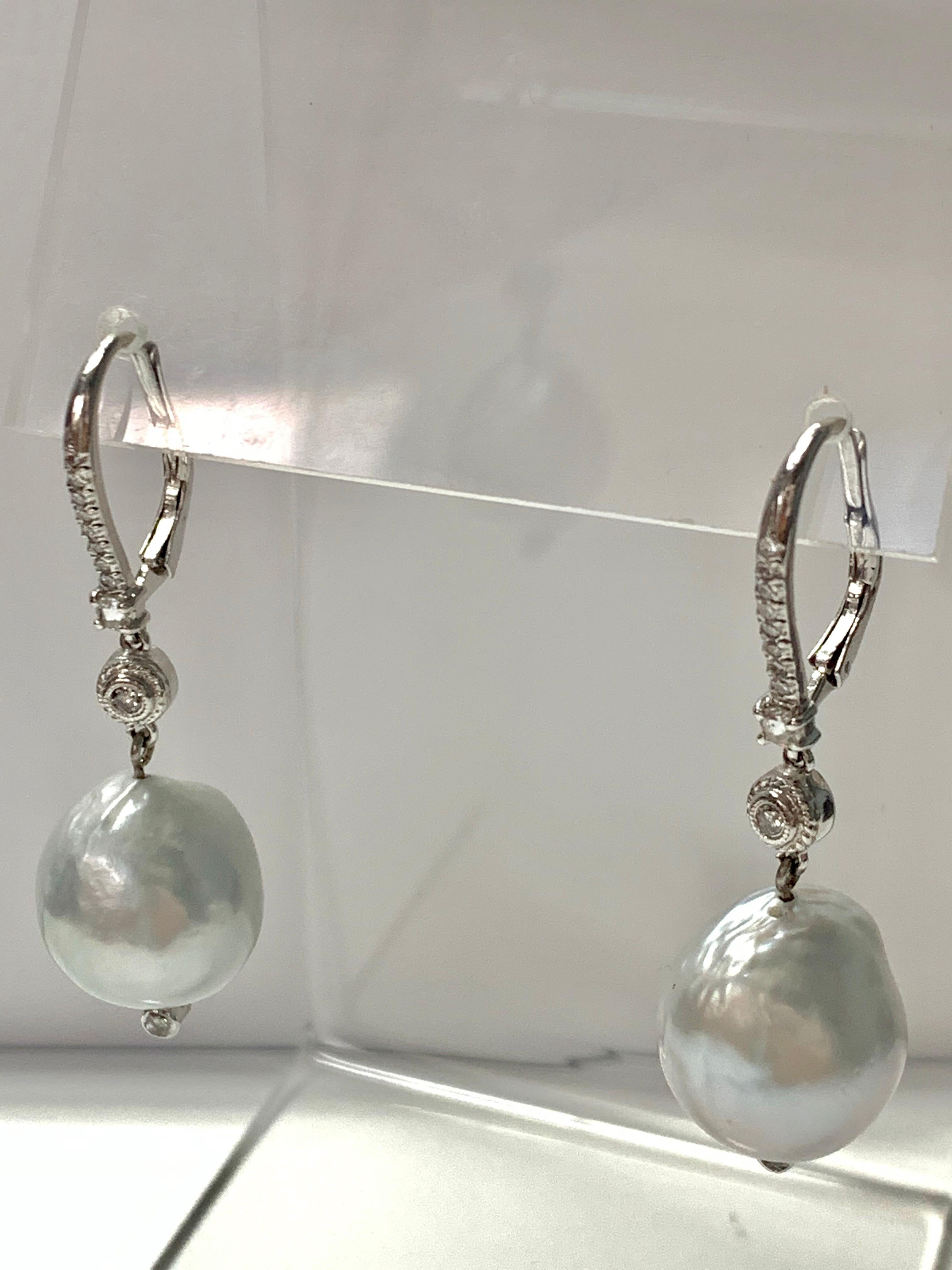 Boucles d'oreilles en goutte en or blanc 18 carats avec diamants et perles Neuf - En vente à New York, NY