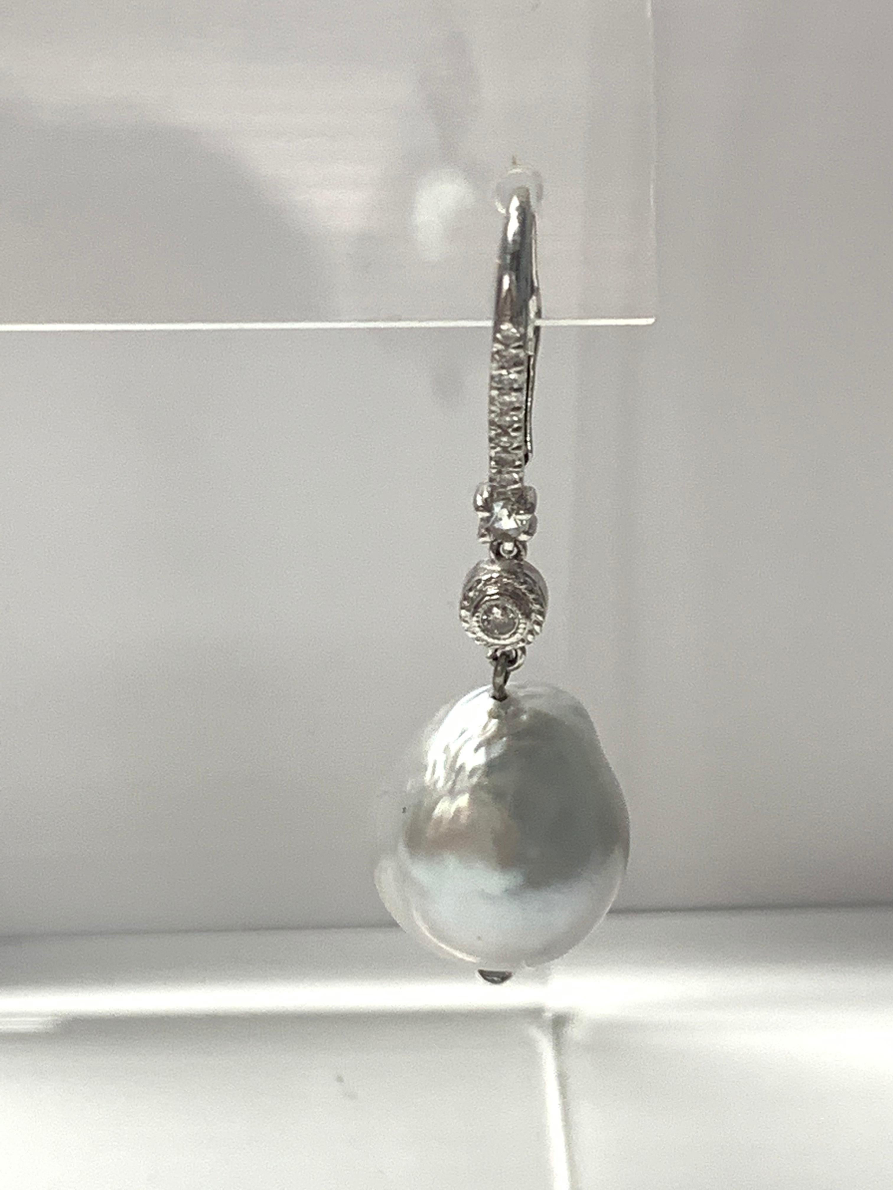 Boucles d'oreilles en goutte en or blanc 18 carats avec diamants et perles en vente 1