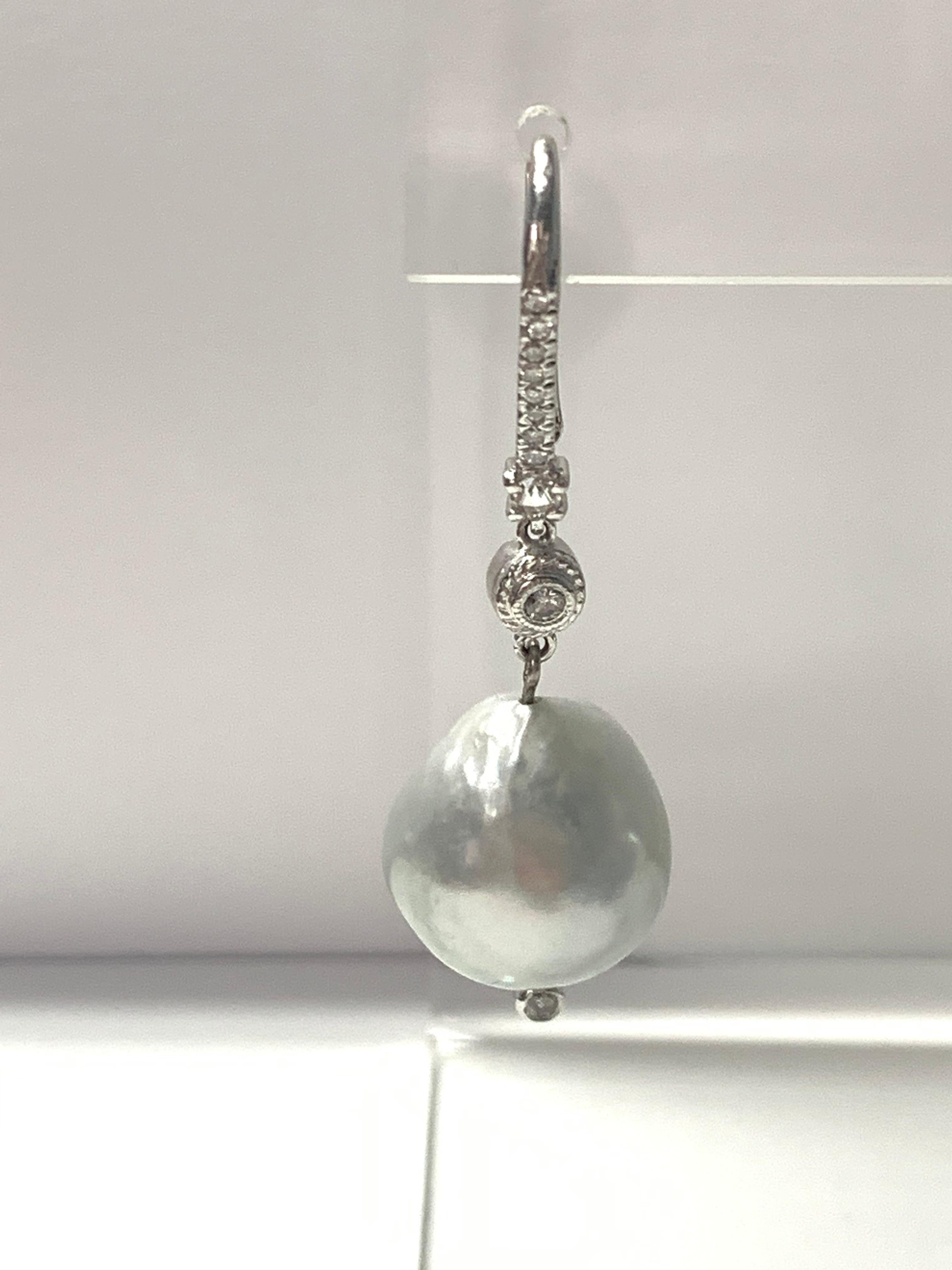 Diamond and Pearl Drop Earrings in 18k White Gold In New Condition For Sale In New York, NY