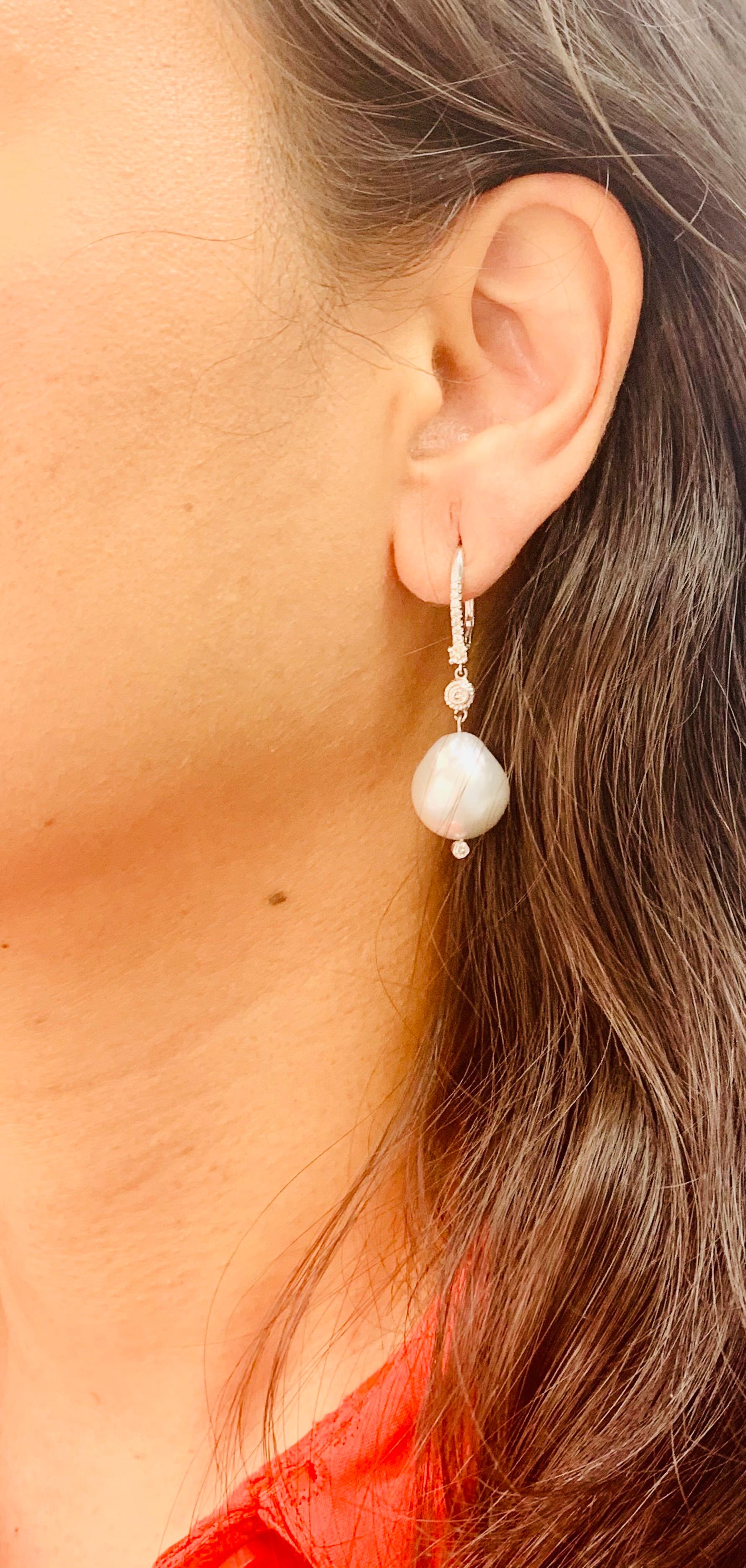 Boucles d'oreilles en goutte en or blanc 18 carats avec diamants et perles en vente 3