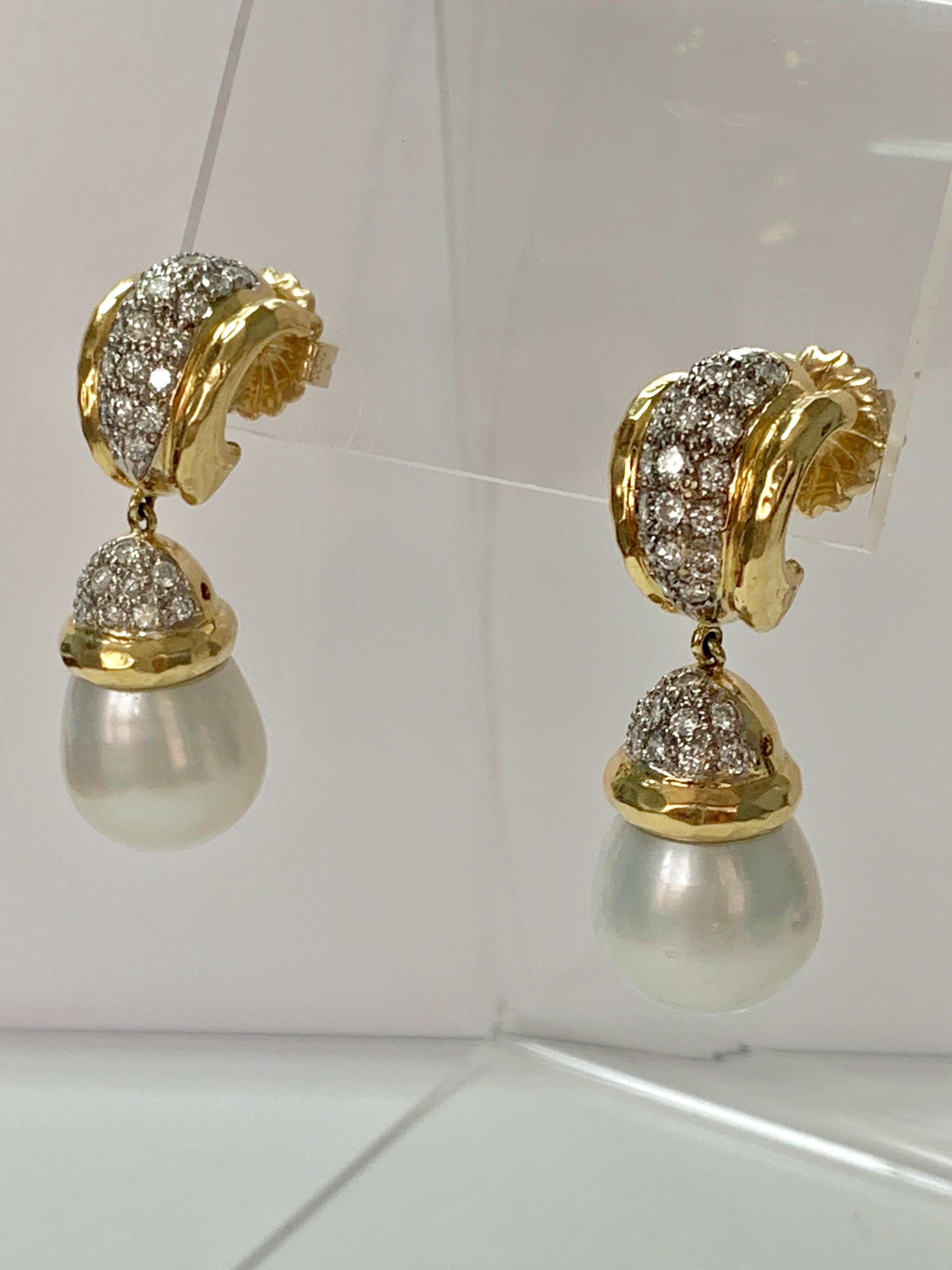 Diamond and Pearl Earrings in 18 K Yellow Gold For Sale 1