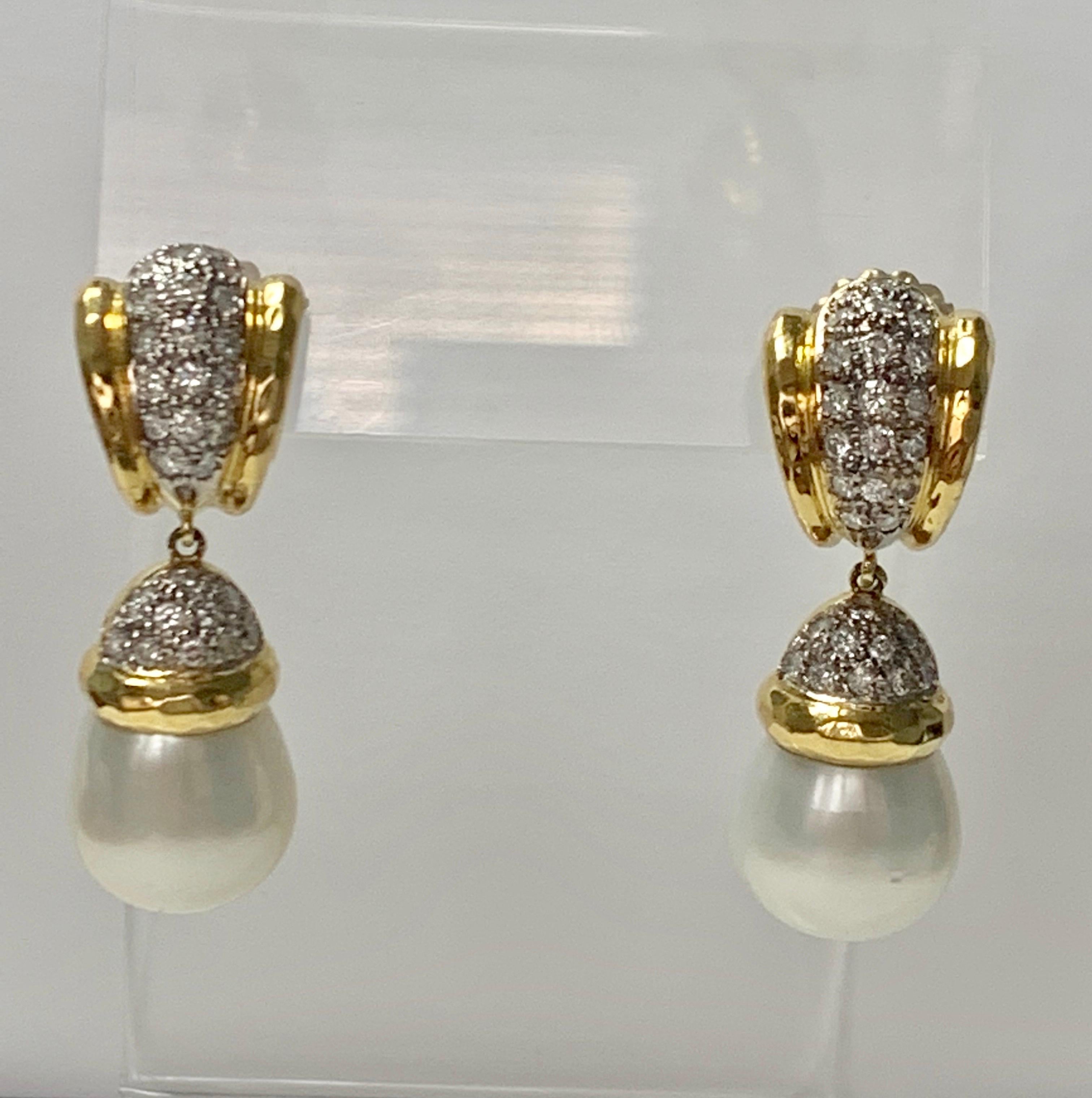 Diamond and Pearl Earrings in 18 K Yellow Gold For Sale 2