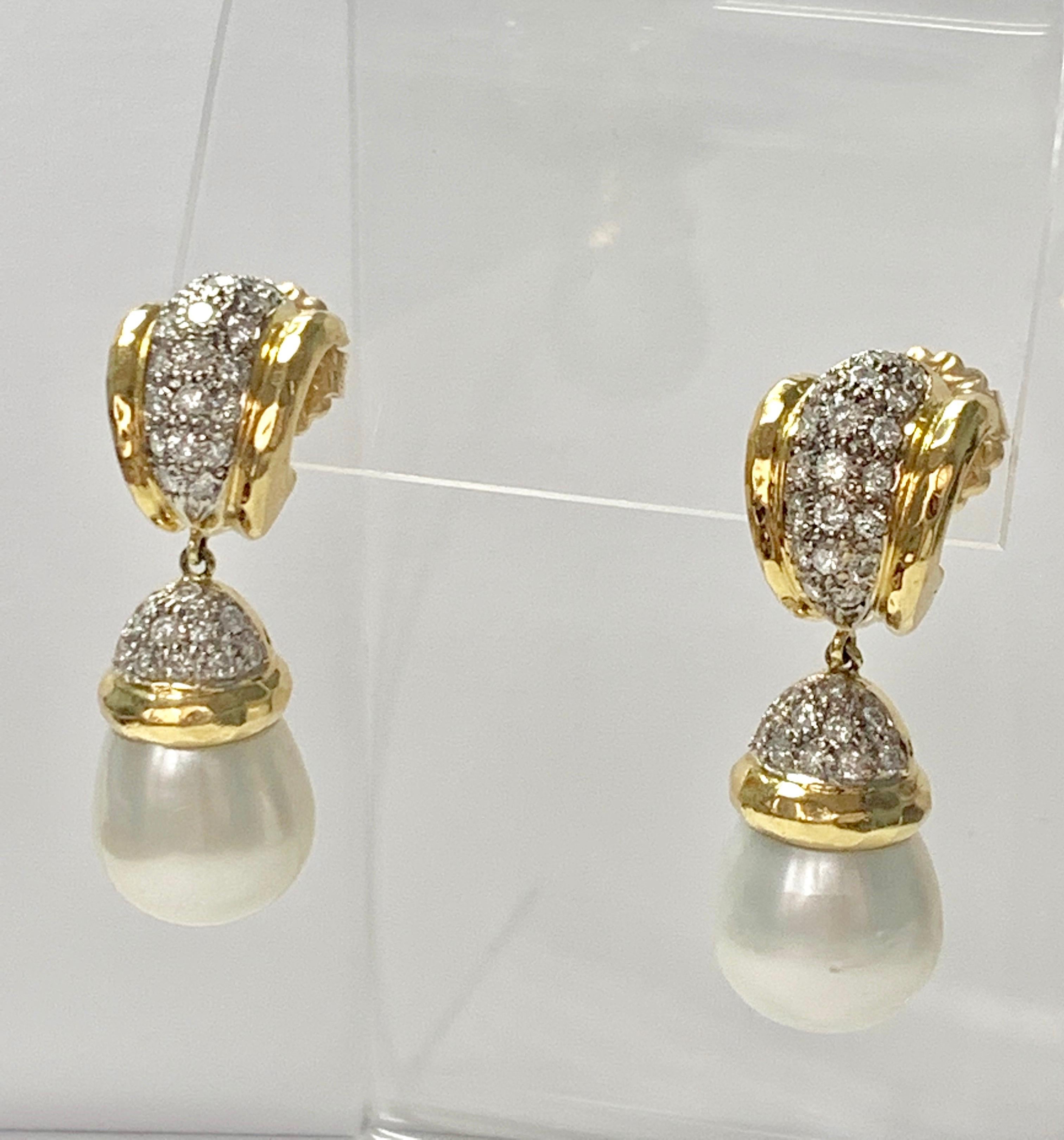 Diamond and Pearl Earrings in 18 K Yellow Gold For Sale 3