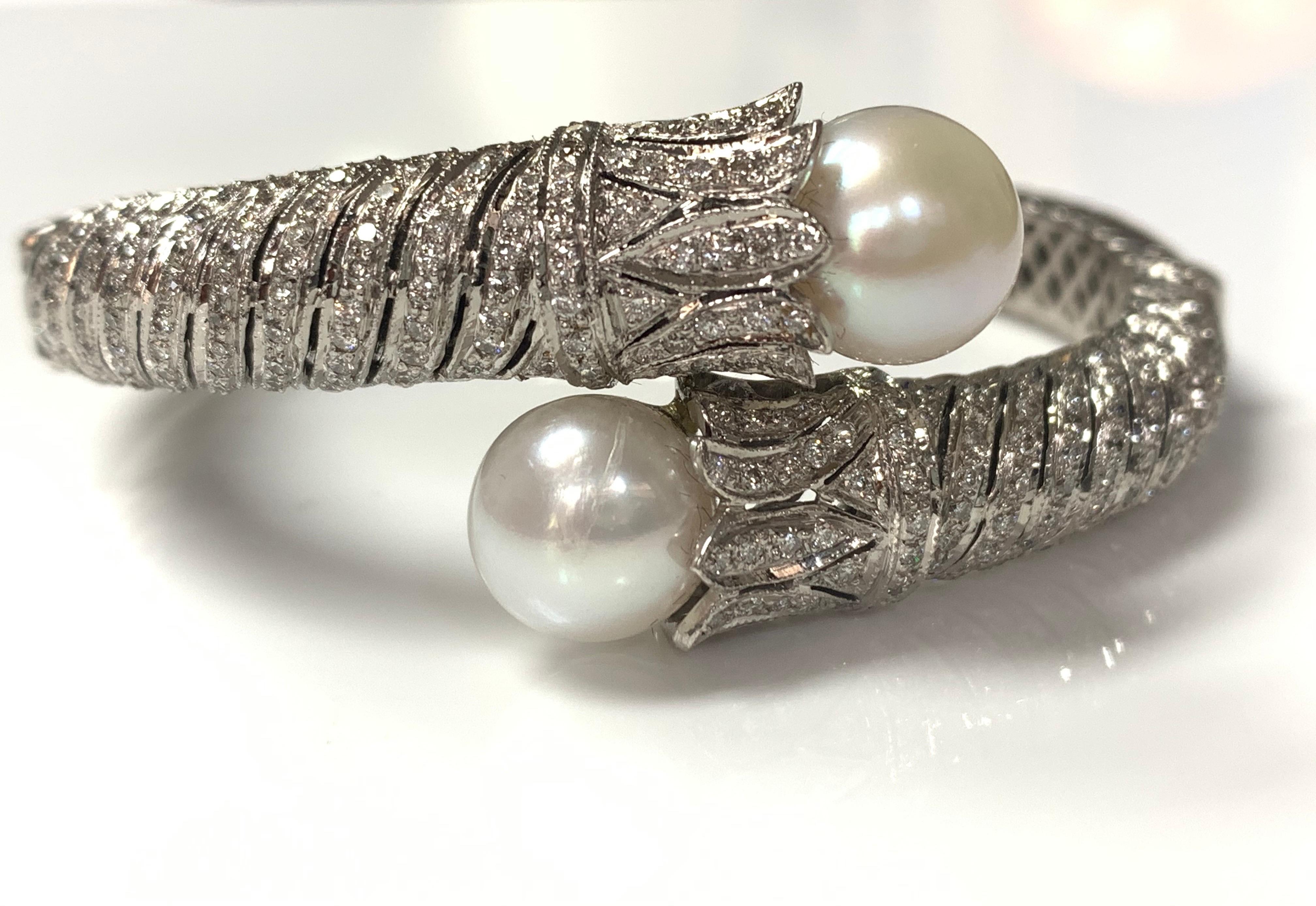 Diamond and Pearl Flexible Bangle in 18 Karat White Gold In New Condition In New York, NY