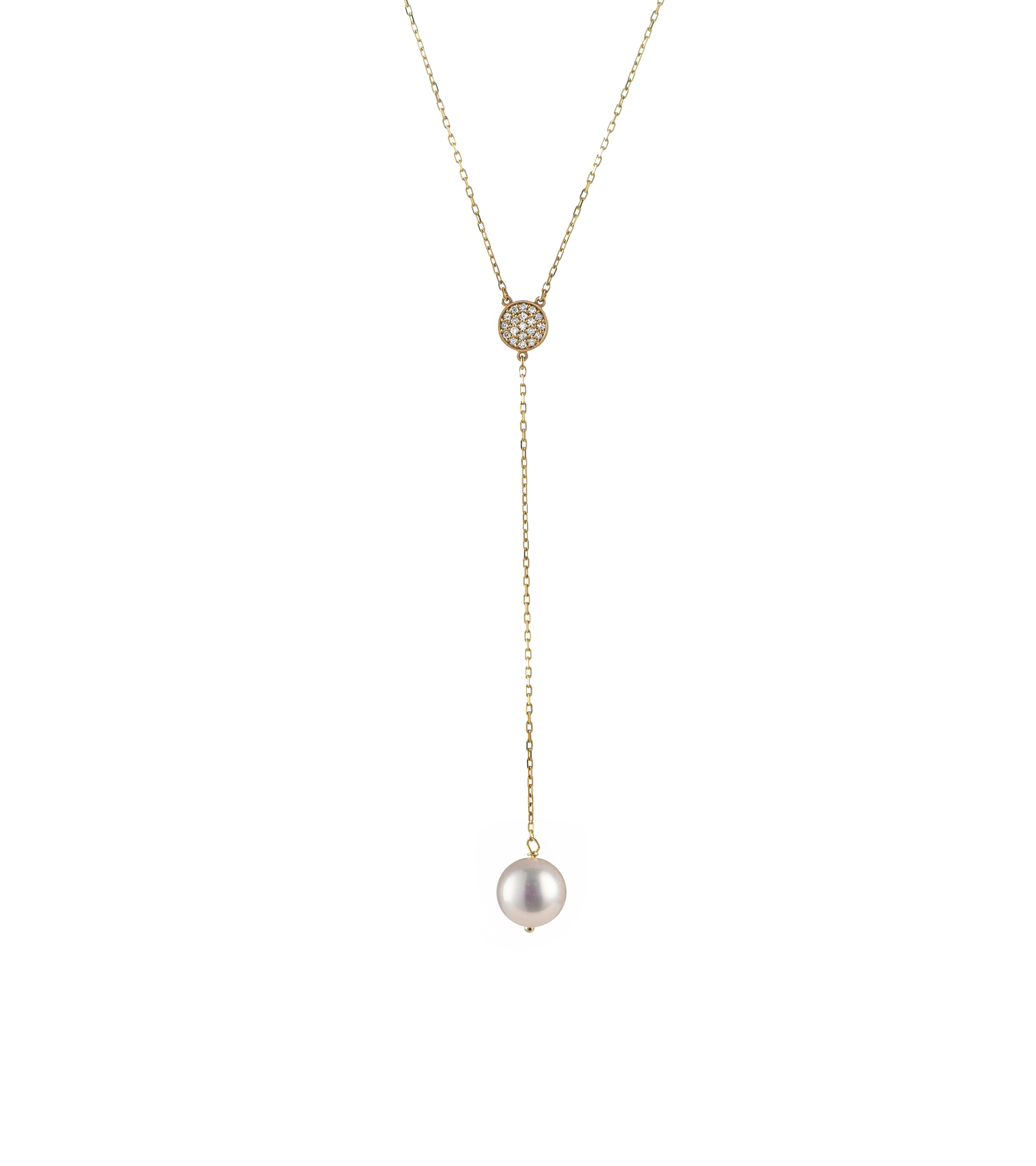 Our lariat necklace features a round freshwater pearl suspended from a sparkly chain and accentuated by a yellow gold disk set with glimmering diamonds.

 The simplicity in its silhouette combined with the high-quality materials used, make this the