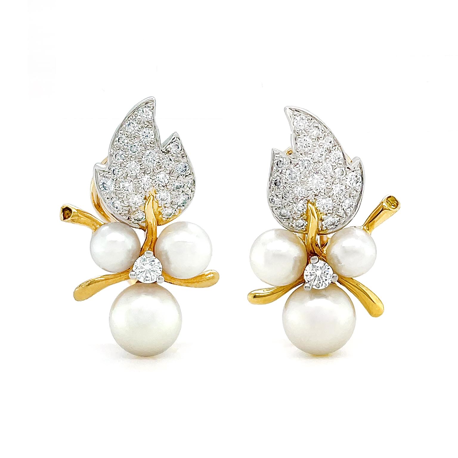 Ohrclips aus 18 Karat Gelbgold mit Diamanten und weißen Perlenblättern für Damen oder Herren im Angebot