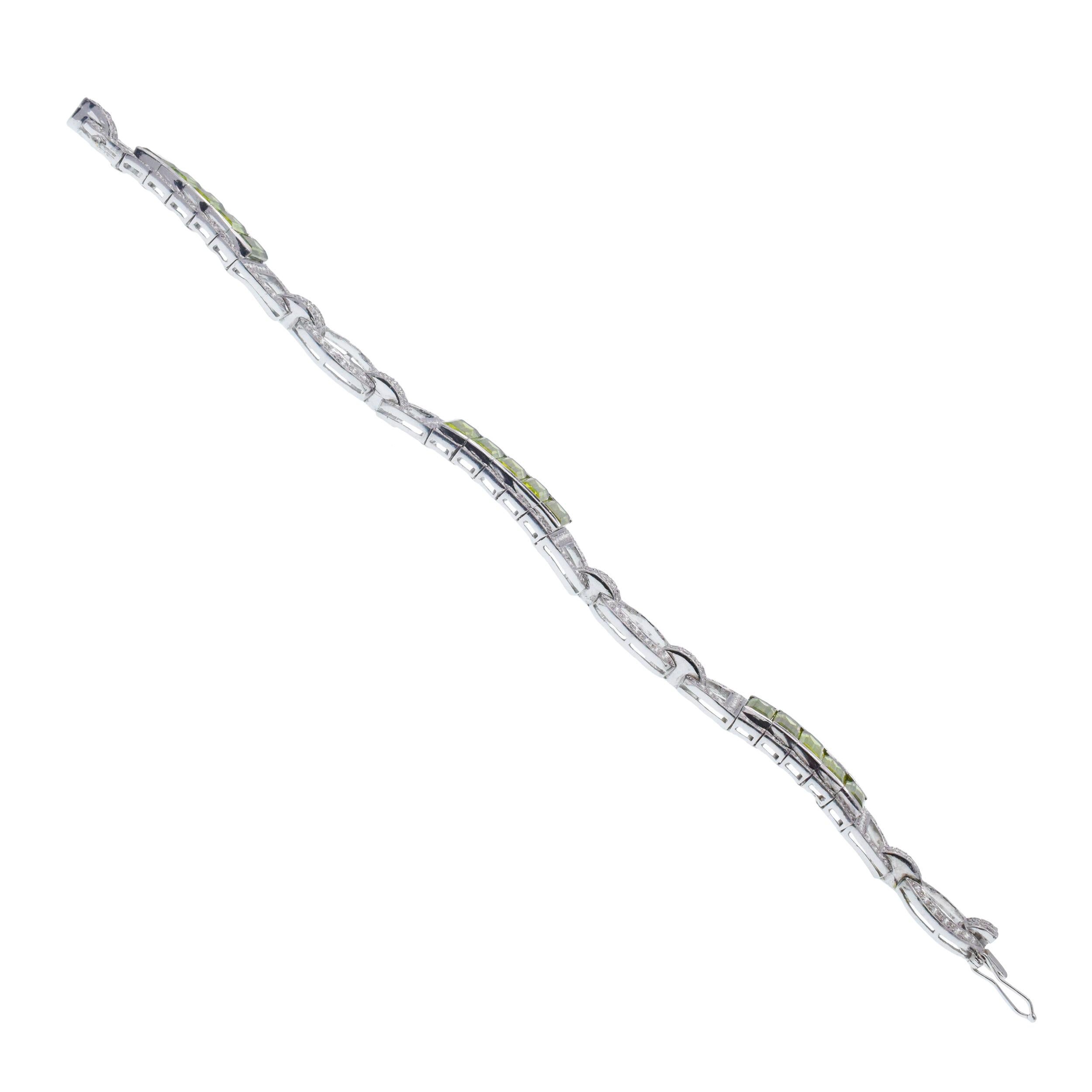 Diamond and Peridot 18k White Gold Bracelet In Excellent Condition For Sale In New York, NY