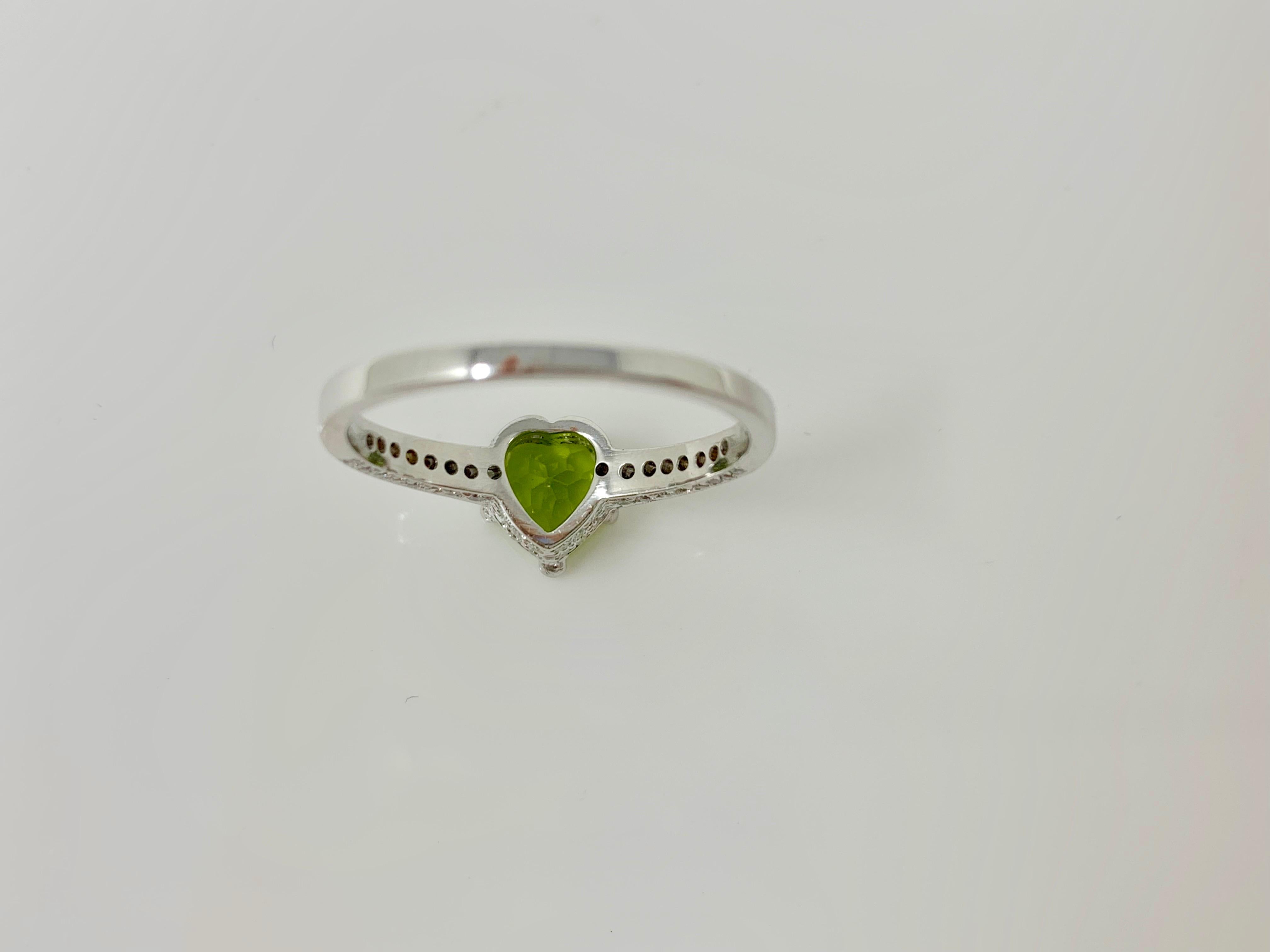 Diamond and Peridot Engagement Ring in 18 Karat White Gold For Sale 5