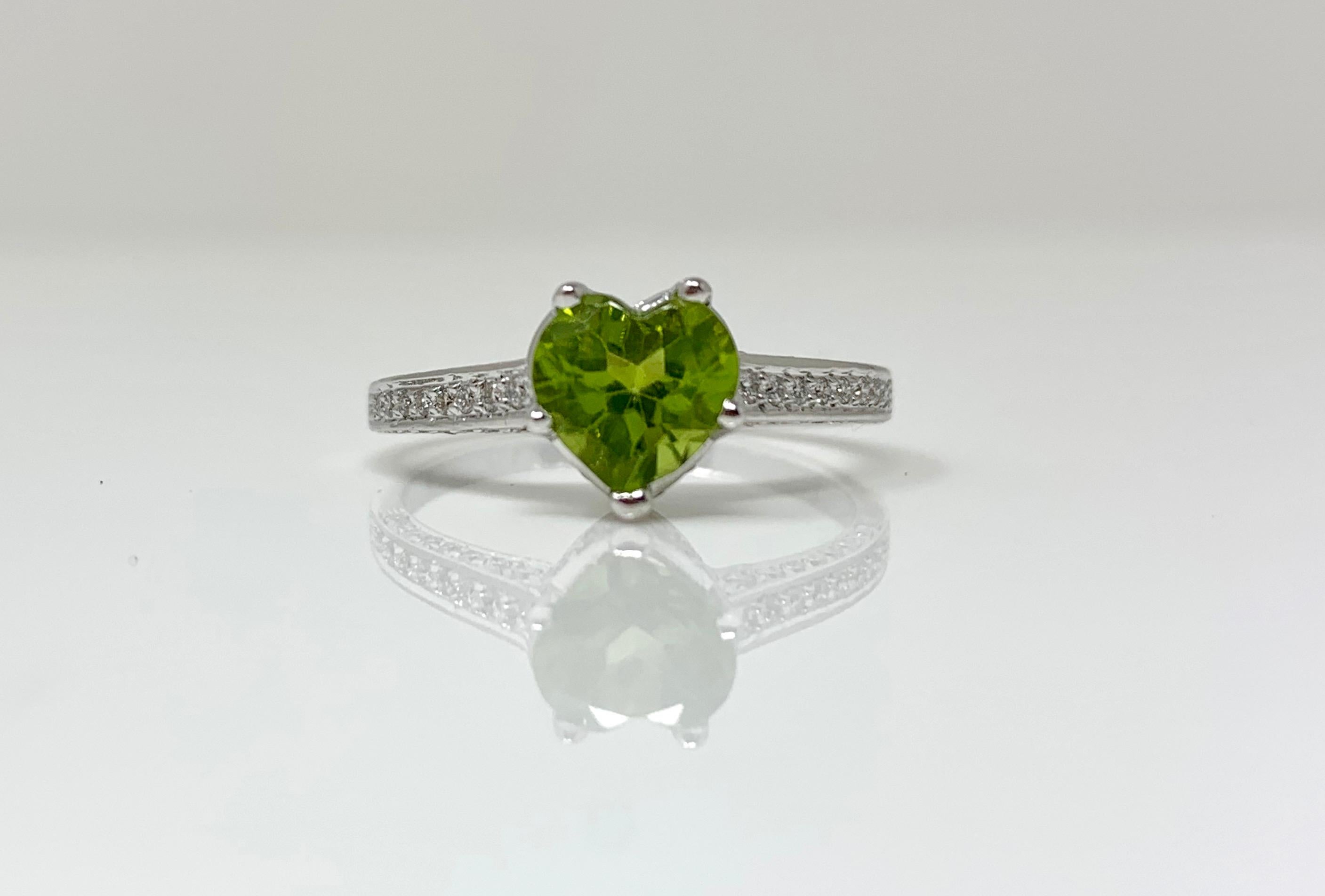 Diamond and Peridot Engagement Ring in 18 Karat White Gold For Sale 7