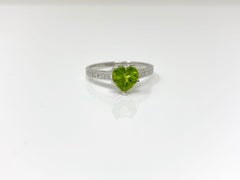 Verlobungsring mit Diamant und Peridot aus 18 Karat Weißgold