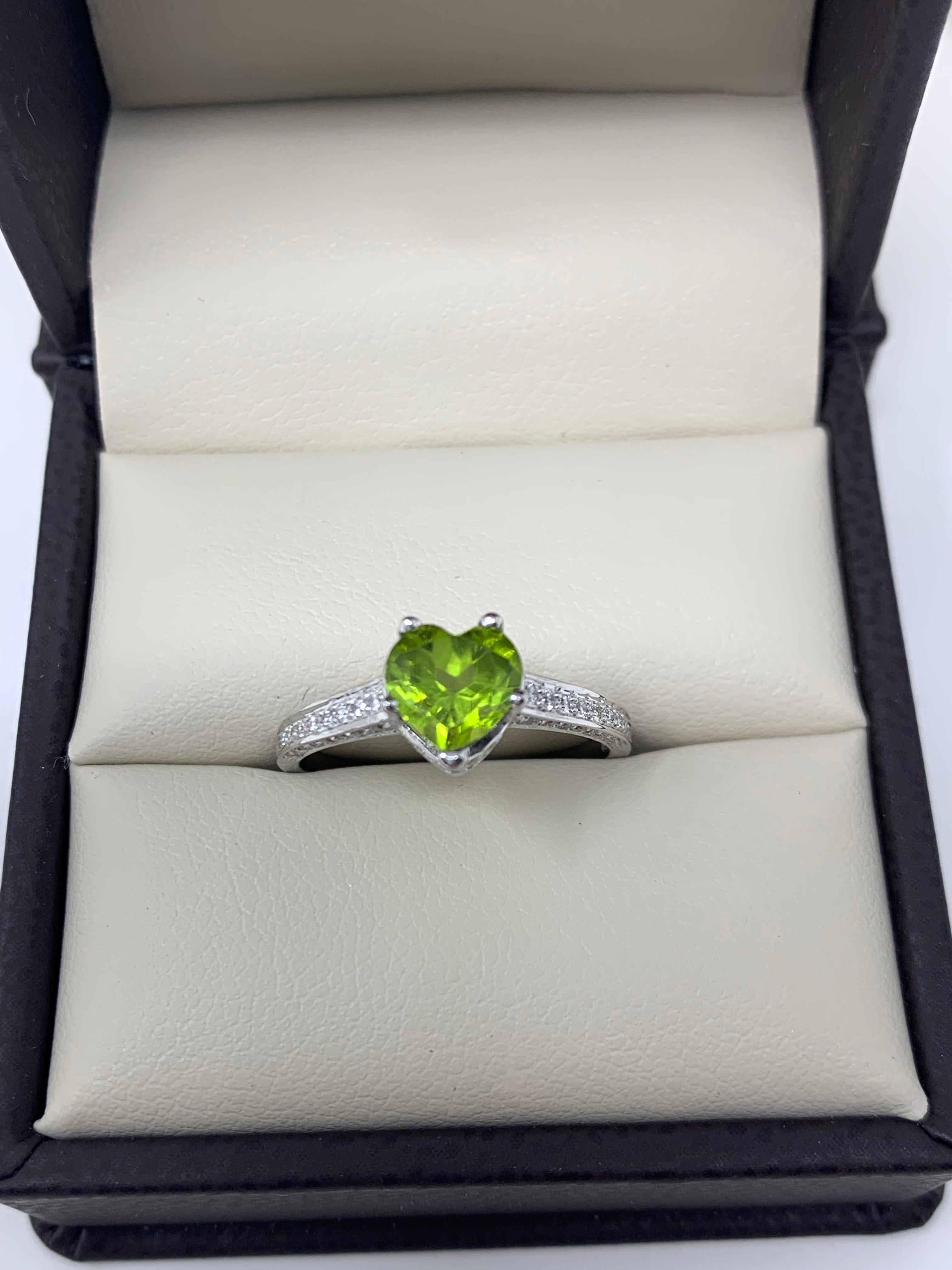 Diamond and Peridot Engagement Ring in 18 Karat White Gold In New Condition For Sale In New York, NY