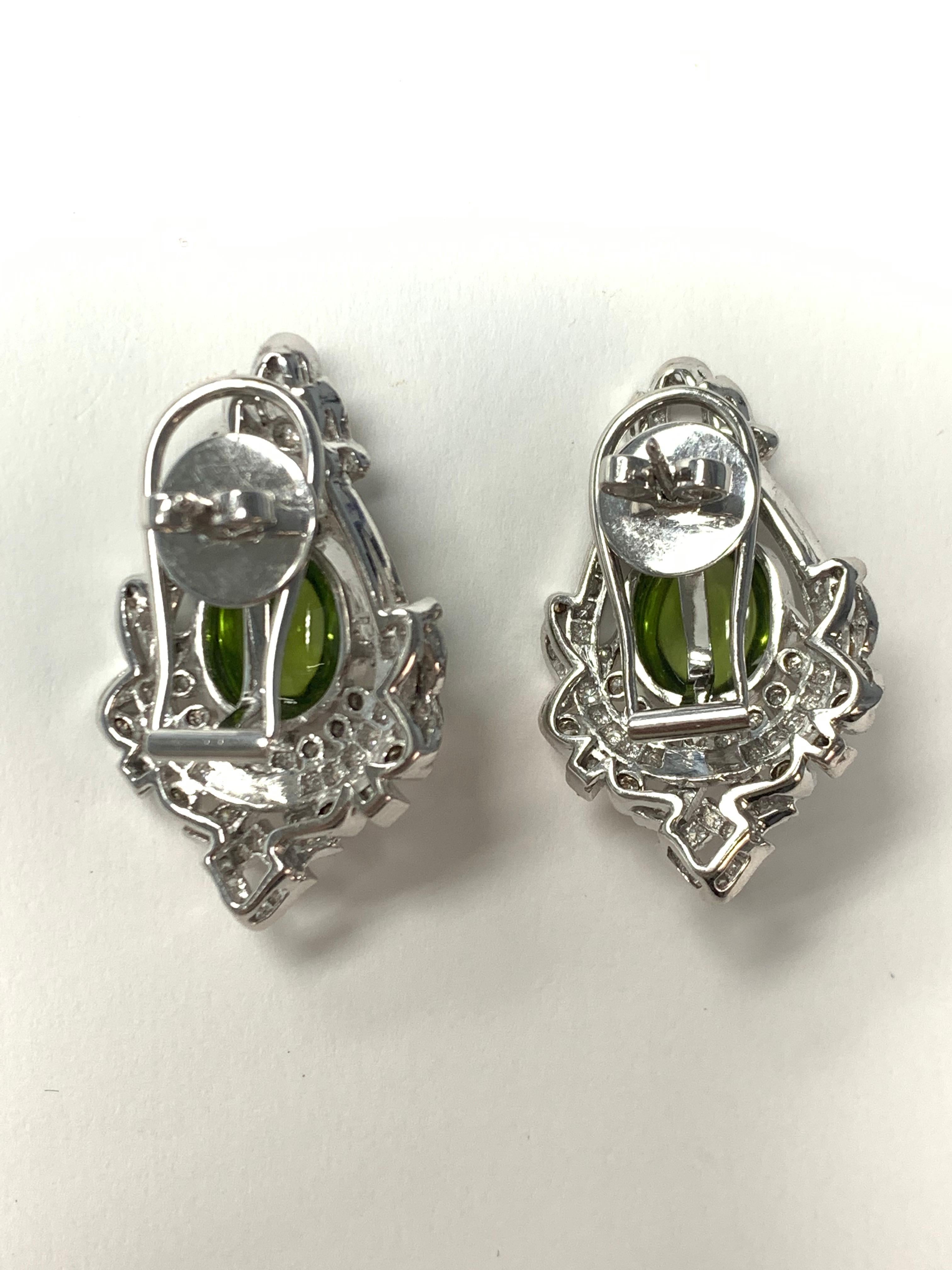 Diamond and Peridot Stud Earrings in 18k White Gold In New Condition For Sale In New York, NY
