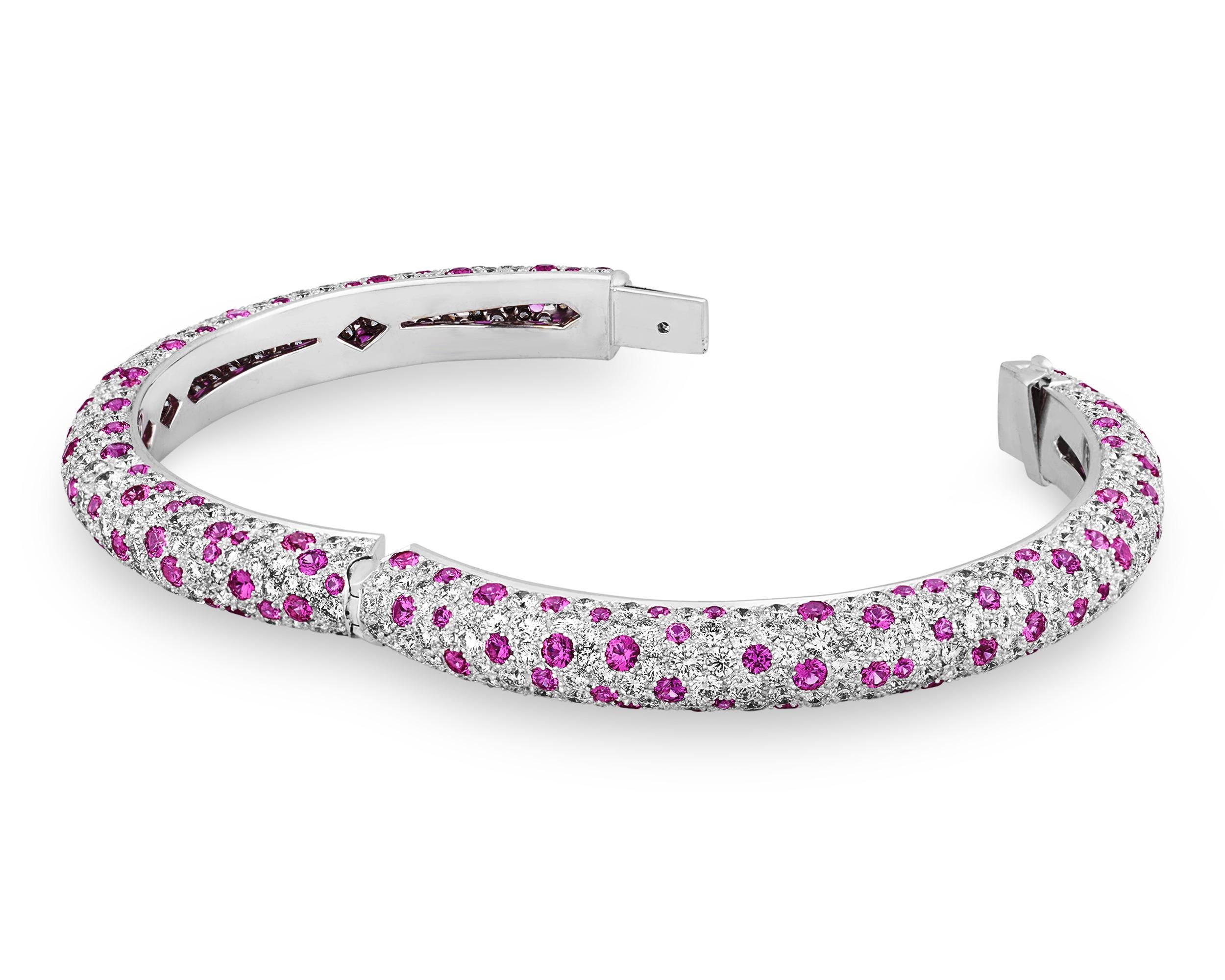 Ce bracelet exquis présente une démonstration magistrale de l'art de la gemmologie, avec 458 diamants méticuleusement pavés totalisant 11,53 carats, disposés de façon impeccable sur toute la surface. Sur cette toile de fond brillante sont intercalés
