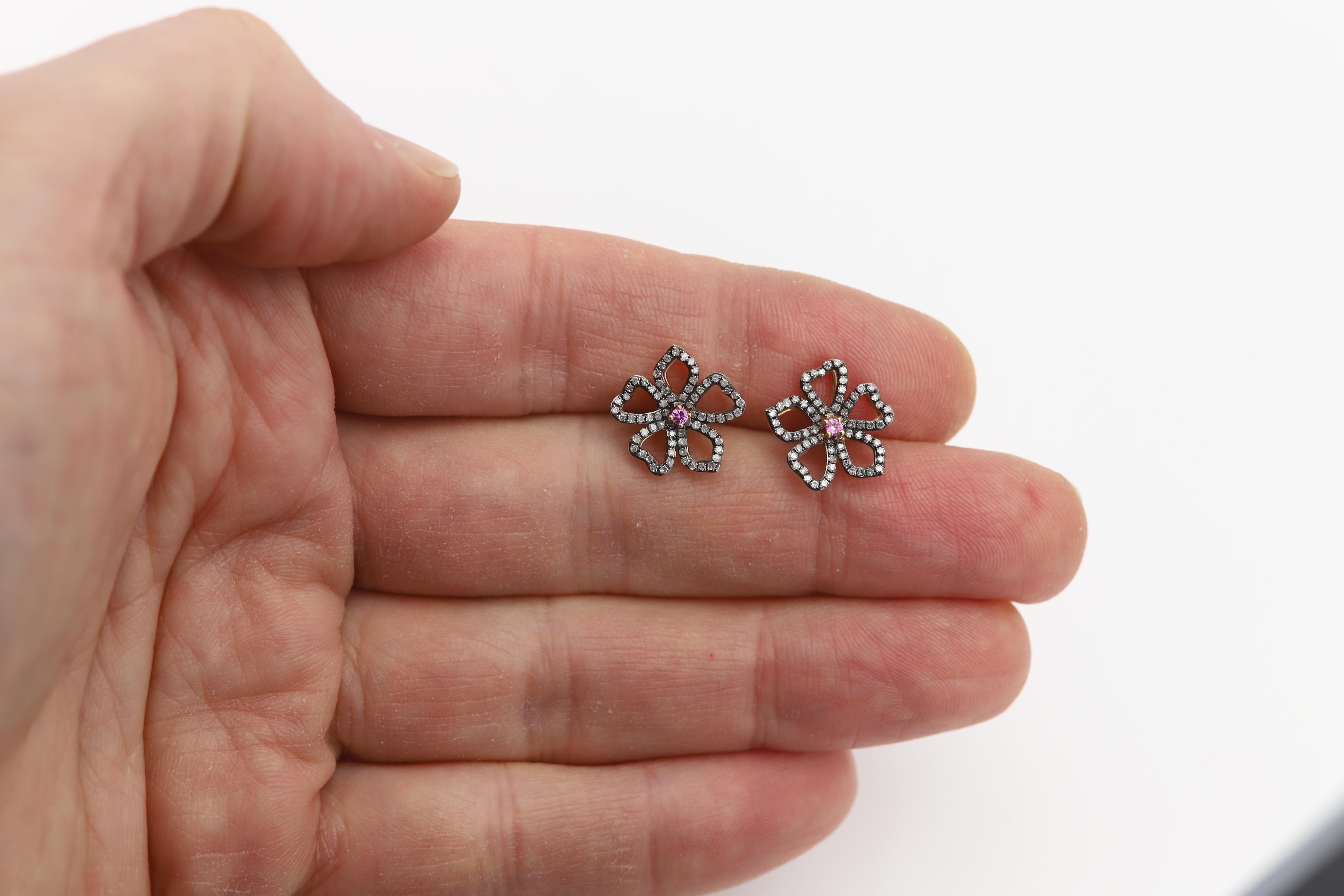Orecchini con diamanti e zaffiri rosa Orecchini a fiore neri 14 carati In condizioni Nuovo in vendita a Brooklyn, NY