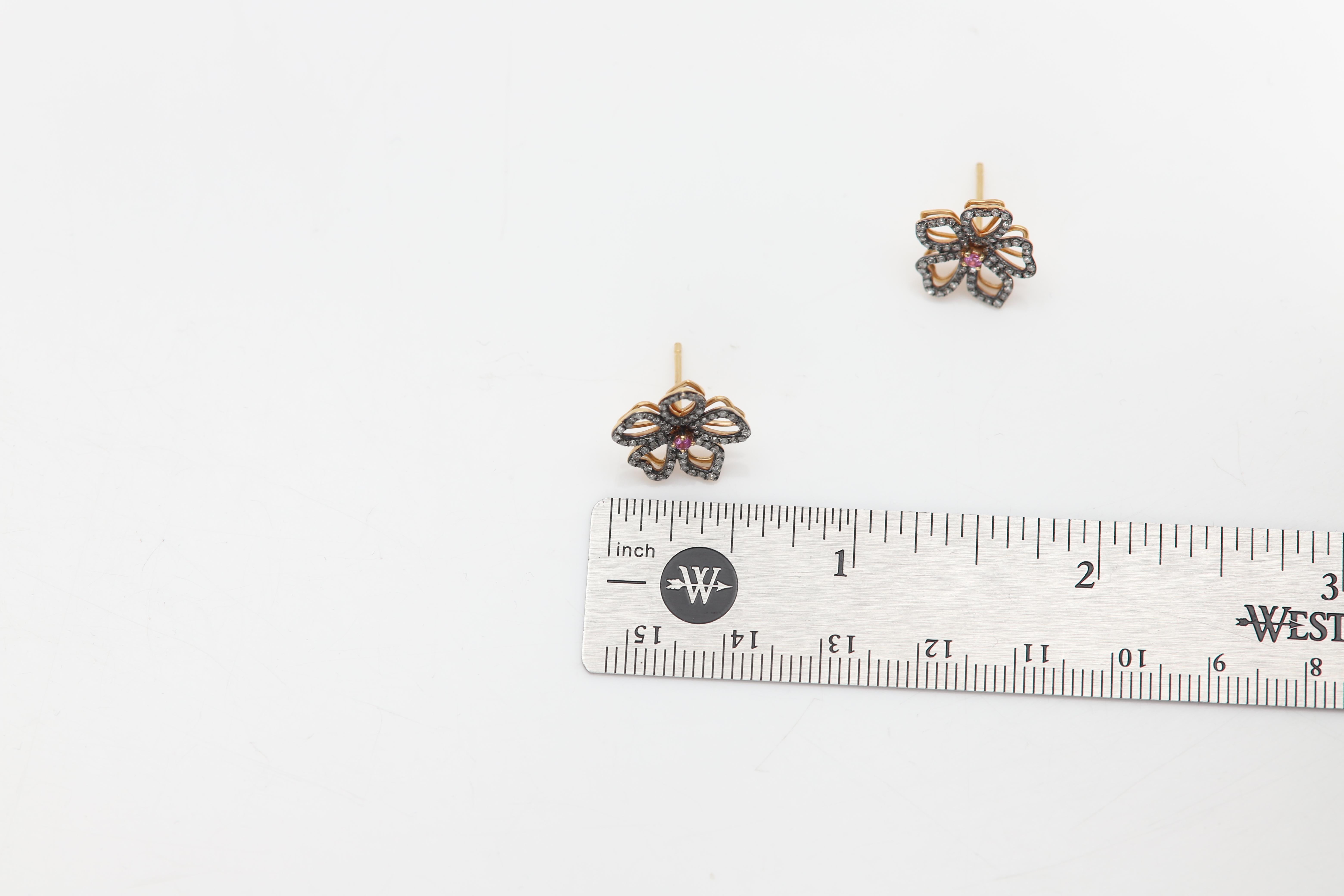 Donna Orecchini con diamanti e zaffiri rosa Orecchini a fiore neri 14 carati in vendita