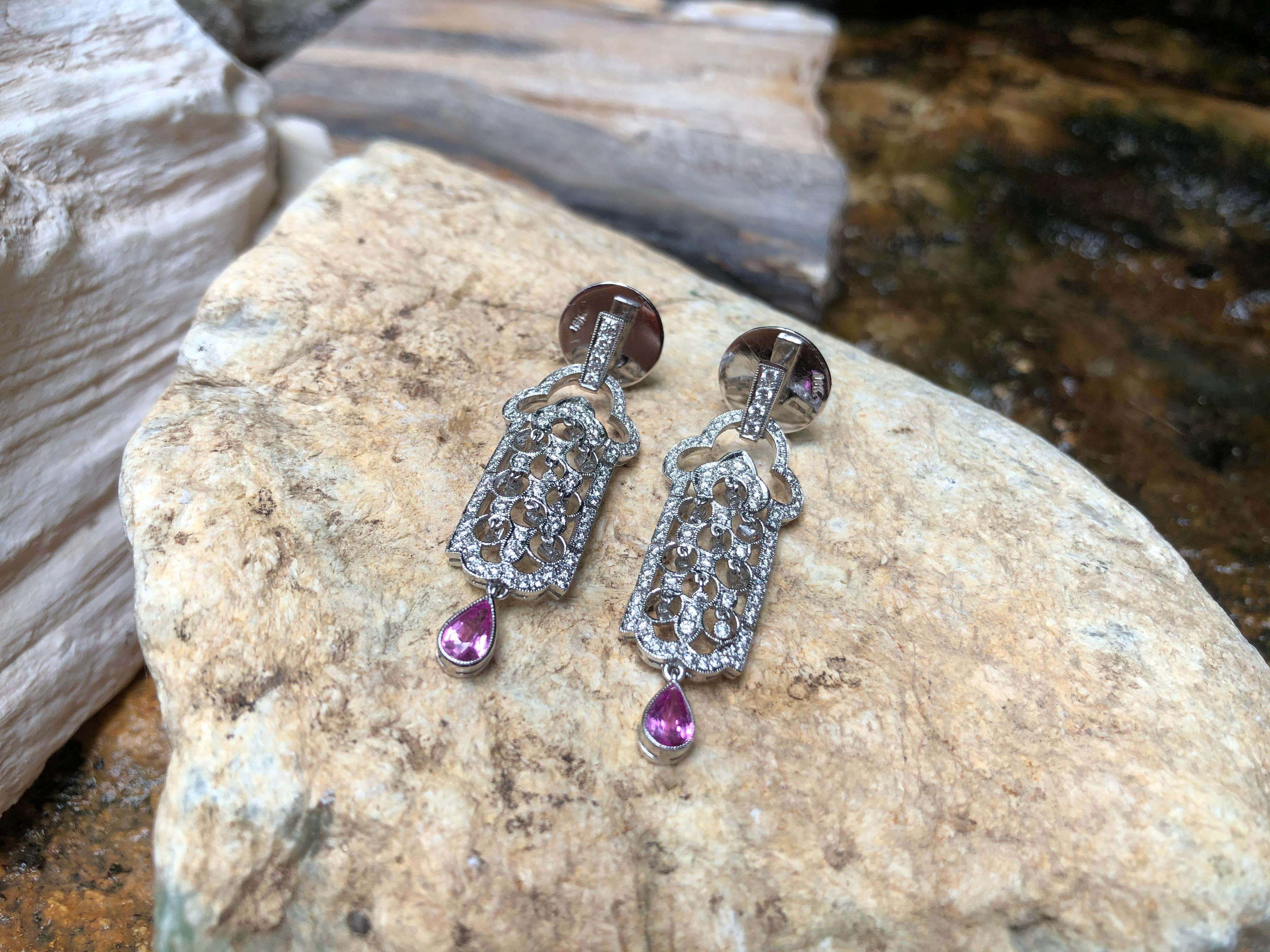 Diamant- und rosa Saphir-Ohrringe in 18 Karat Weißgoldfassung im Zustand „Neu“ im Angebot in Bangkok, TH