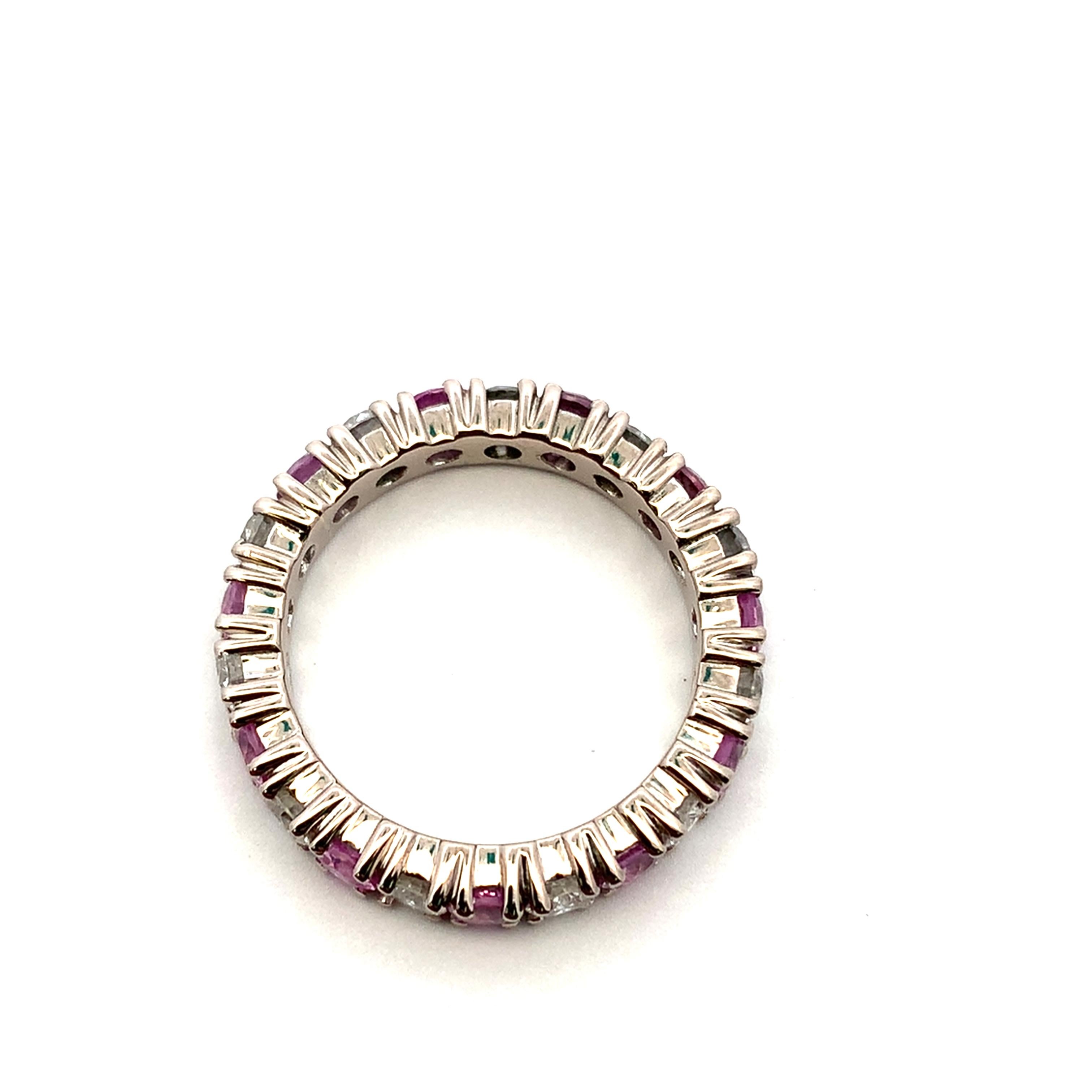 Taglio rotondo Anello a eternità completa con diamante e zaffiro rosa in oro bianco 18 ct. in vendita