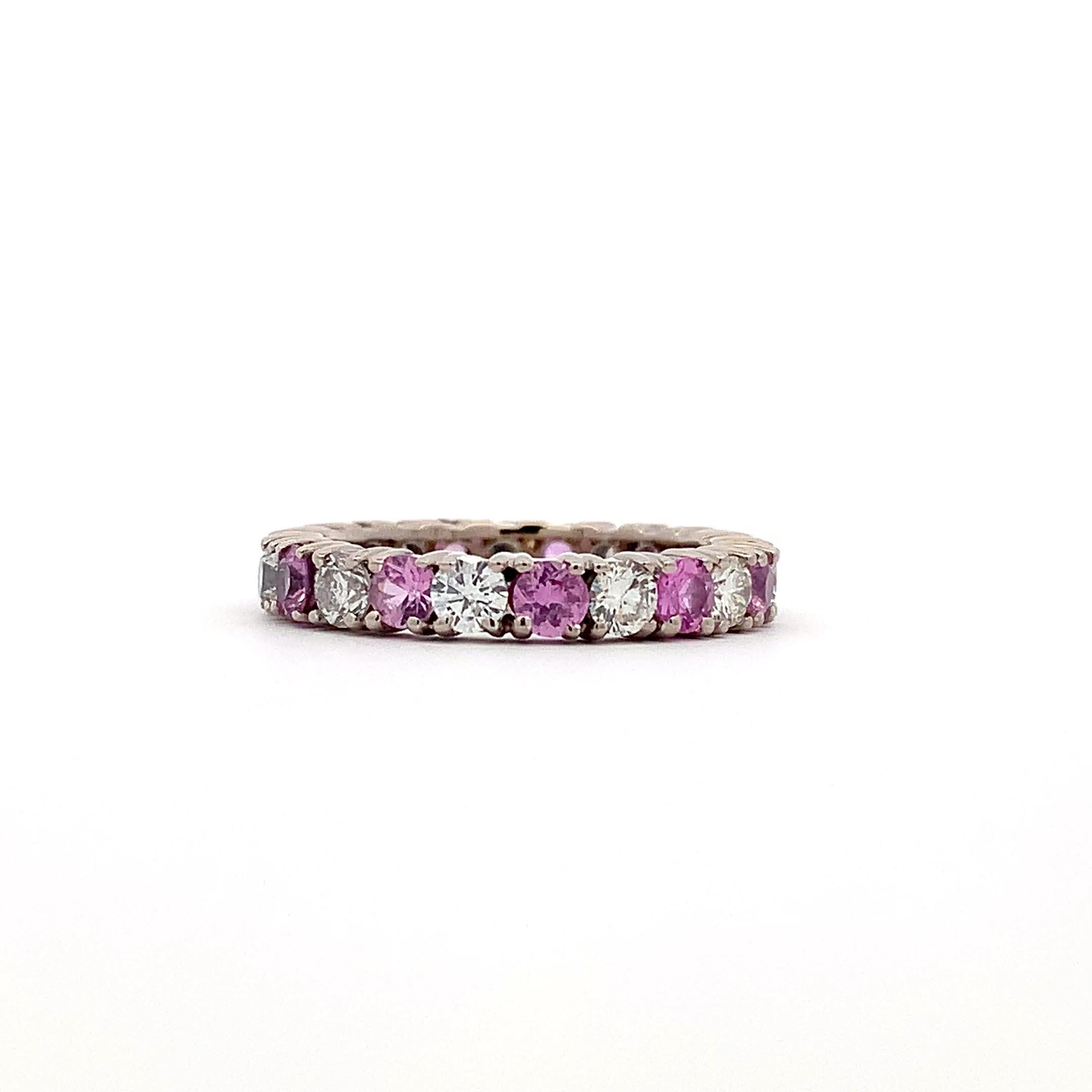 Anello a eternità completa con diamante e zaffiro rosa in oro bianco 18 ct. In condizioni Nuovo in vendita a London, GB