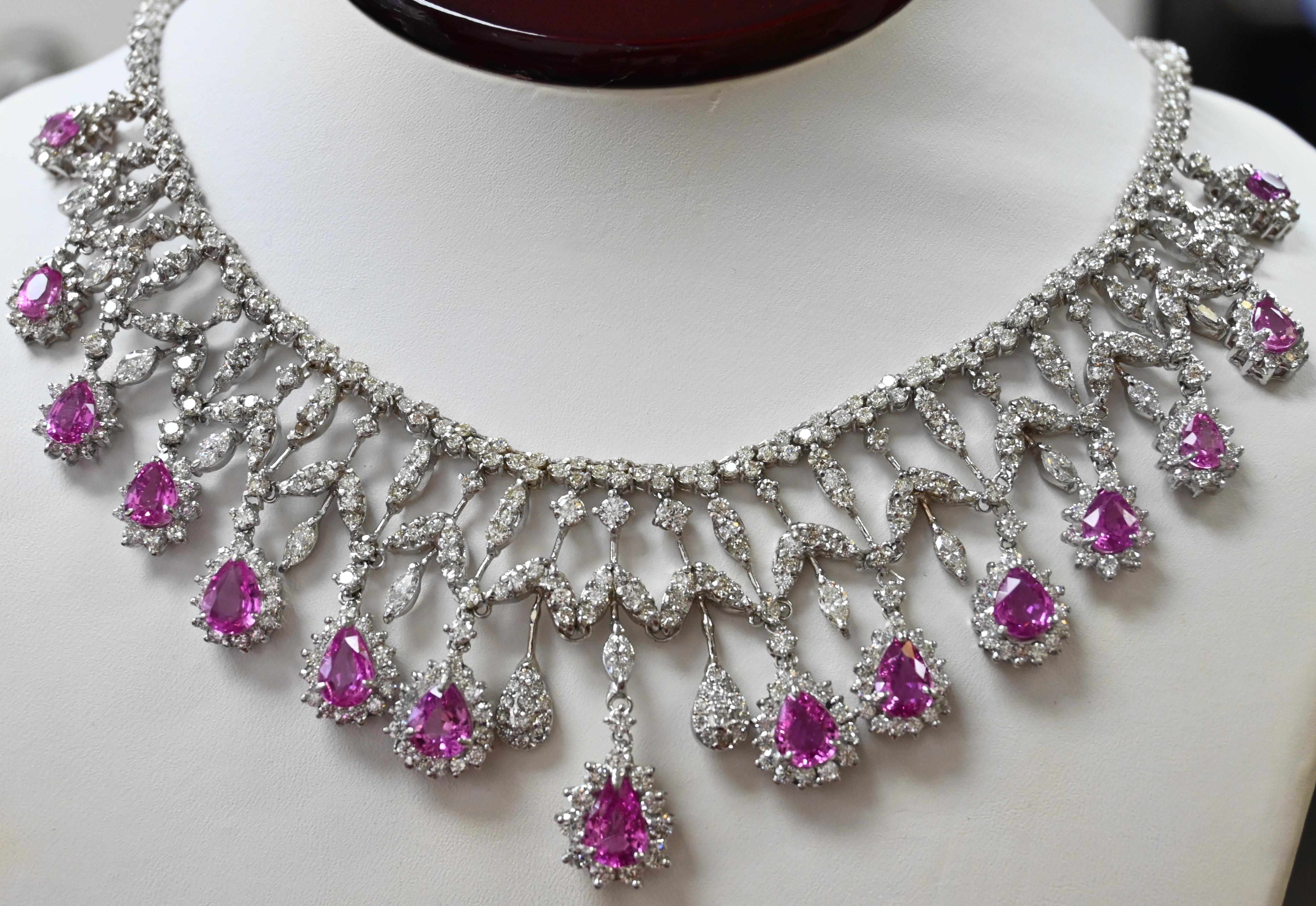 Dieses klassische und zeitlose Schmuckstück besteht aus 27,85 Karat weißen Diamanten und 22,47 Karat rosa Saphiren, die in 18 Karat Weißgold gefasst sind.

Ein klassisches Stück mit zeitlosem Design. Die Halskette aus Diamanten und rosa Saphiren ist