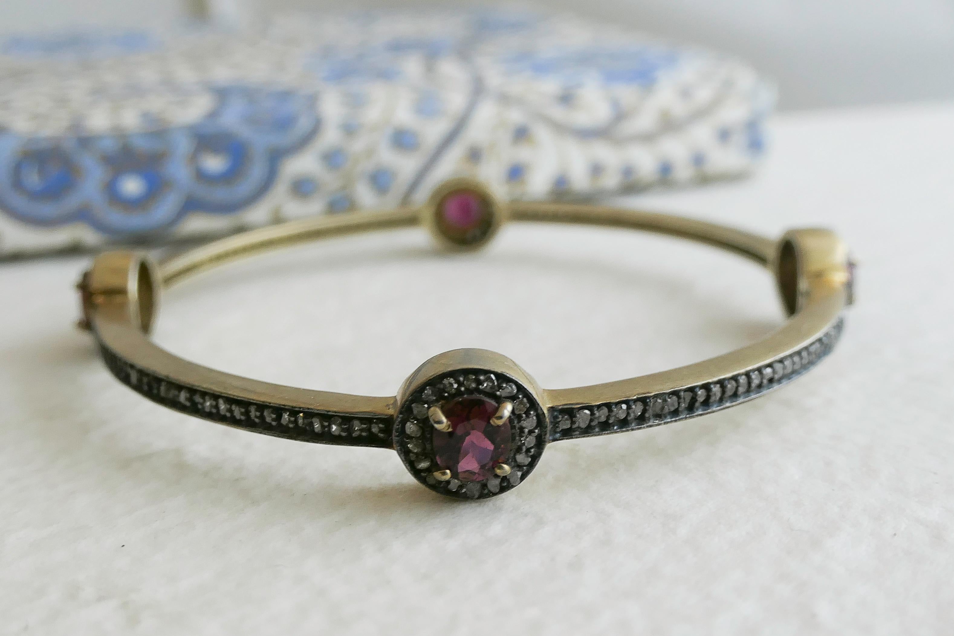  Quattro tormaline rosa sfaccettate di 5x6 mm sono incastonate in  argento sterling placcato oro. Intorno alla tormalina e in tutto il bracciale sono presenti piccoli diamanti a forma singola. 
 La larghezza del bracciale è di 3,1 mm ed è in argento