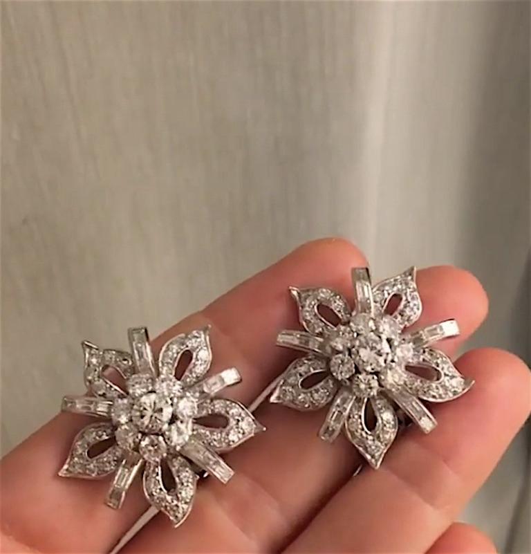 Diamond and Platinum 1950s Stylized Flower Clip Earrings In Excellent Condition In New York, NY