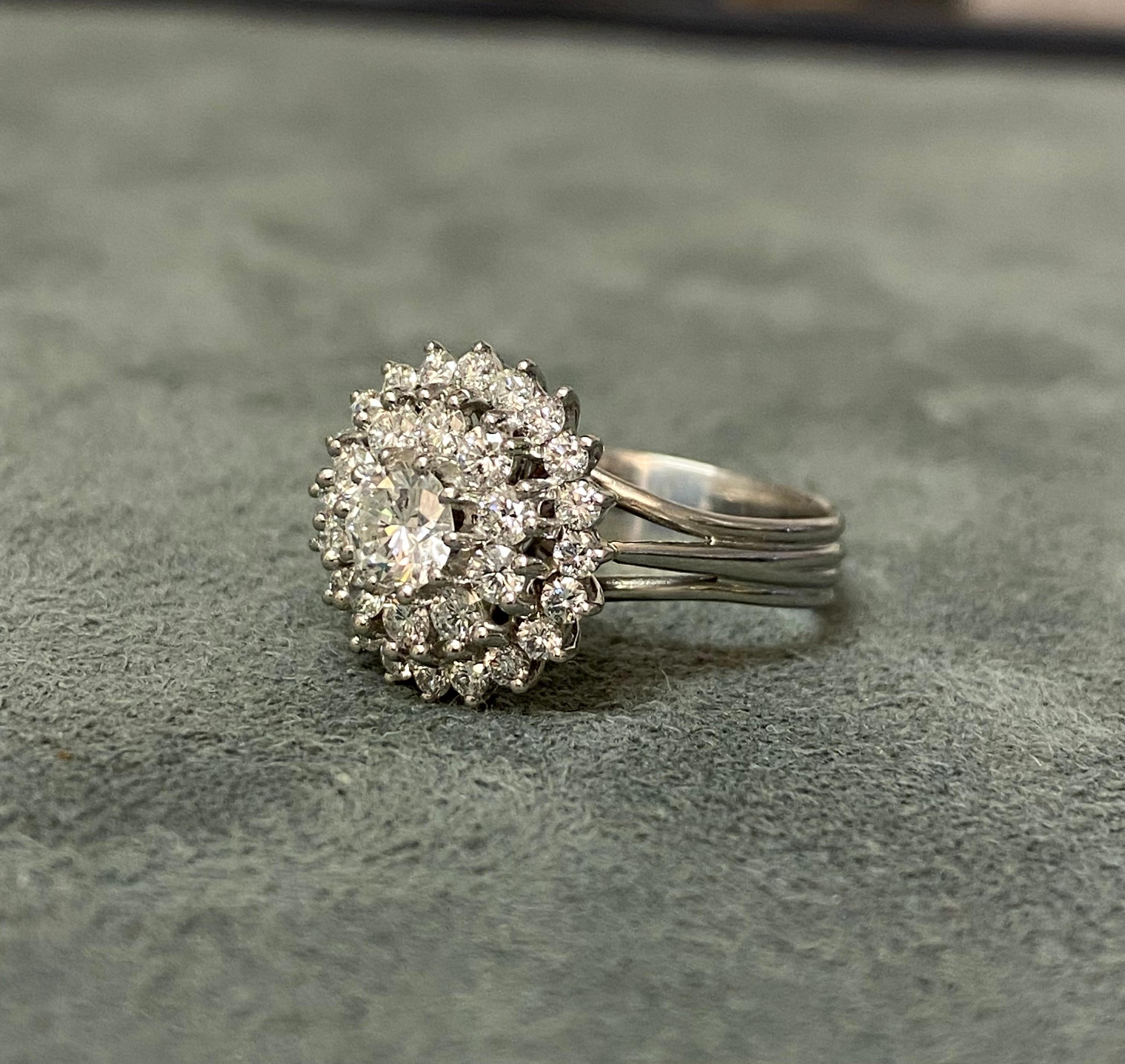 Diamond and Platinum Cluster Ring In Good Condition For Sale In Genève, CH