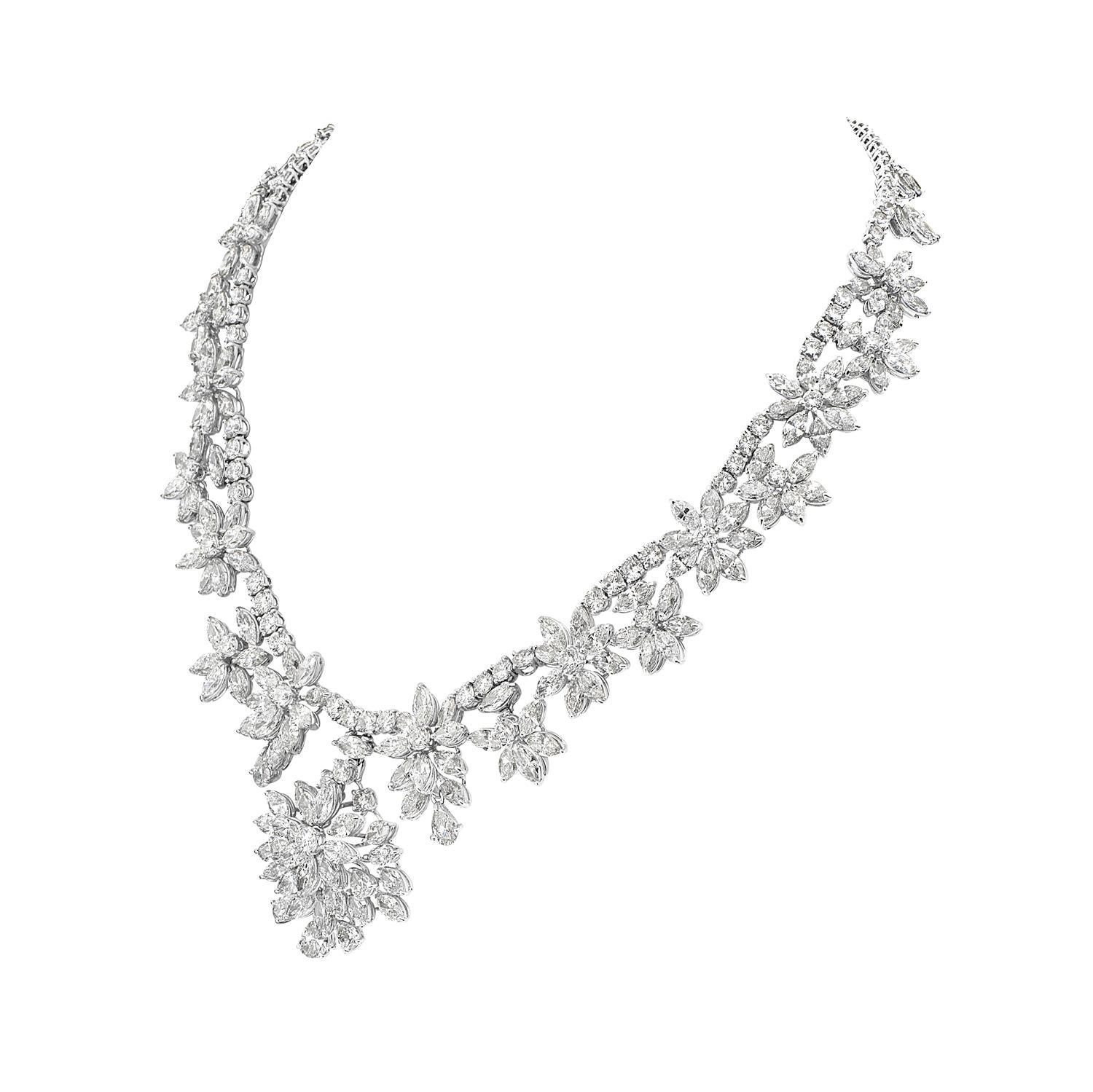 Questa collana con corona di diamanti a grappolo in stile Harry Winston e goccia di fiori presenta 125,8 carati di diamanti F-G VS incastonati in platino. I 125,8 carati di diamanti sono composti da 72,2 carati di diamanti a taglio marquise, 36,2