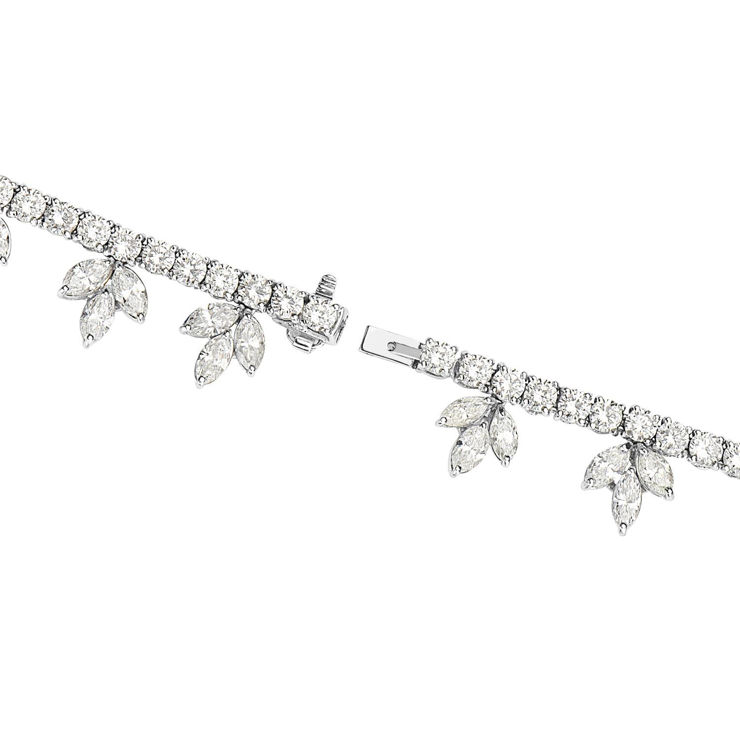 Collana con corona di diamanti e platino In condizioni ottime in vendita a New York, NY