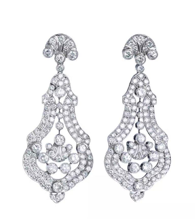 Absolutely stunning Diamond and Platinum Art Deco Earrings.
Round brilliant cut diamonds, purity VS-SI, color F-H.

Total length: 2.50 inches.