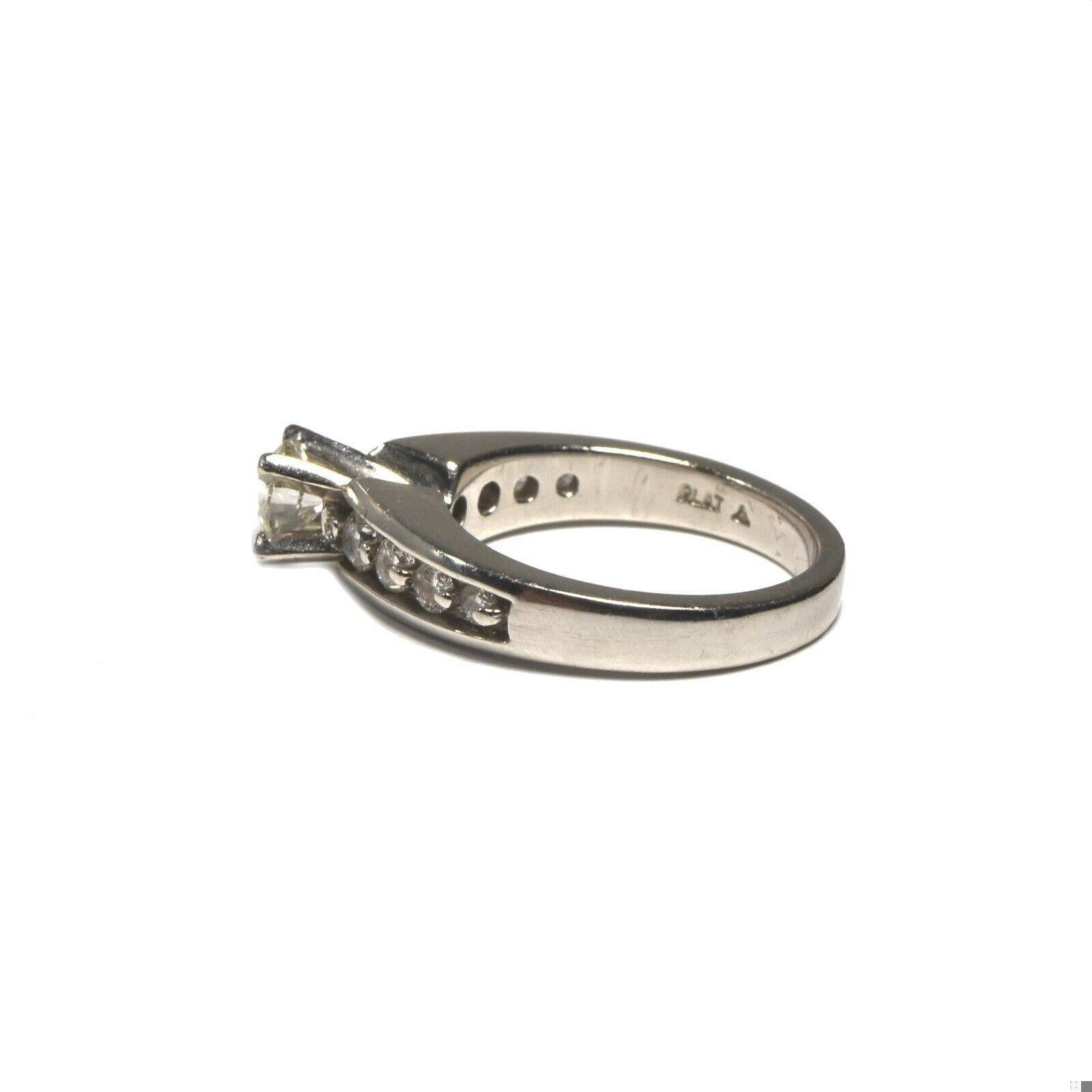 Diamond and Platinum Engagement Ring, Sizable In Good Condition For Sale In Miami, FL