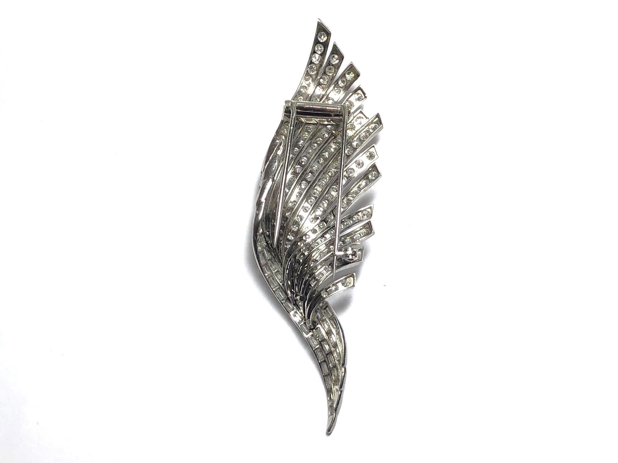 Diamond and Platinum Feather Brooch, 5.40 Carat In Good Condition For Sale In London, GB