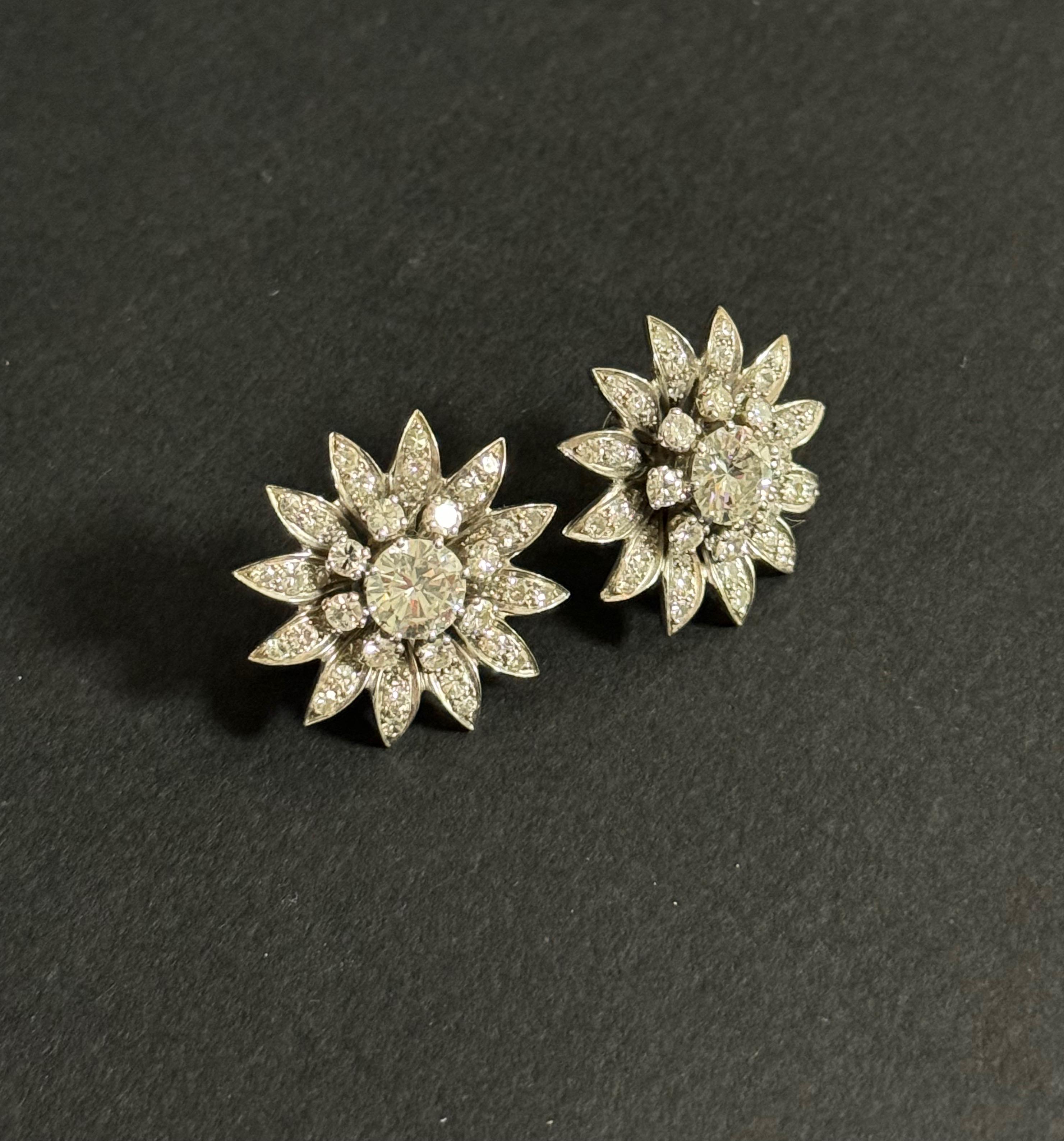 Pendientes Flor de diamantes y platino de hacia 1960 Corte redondo en venta