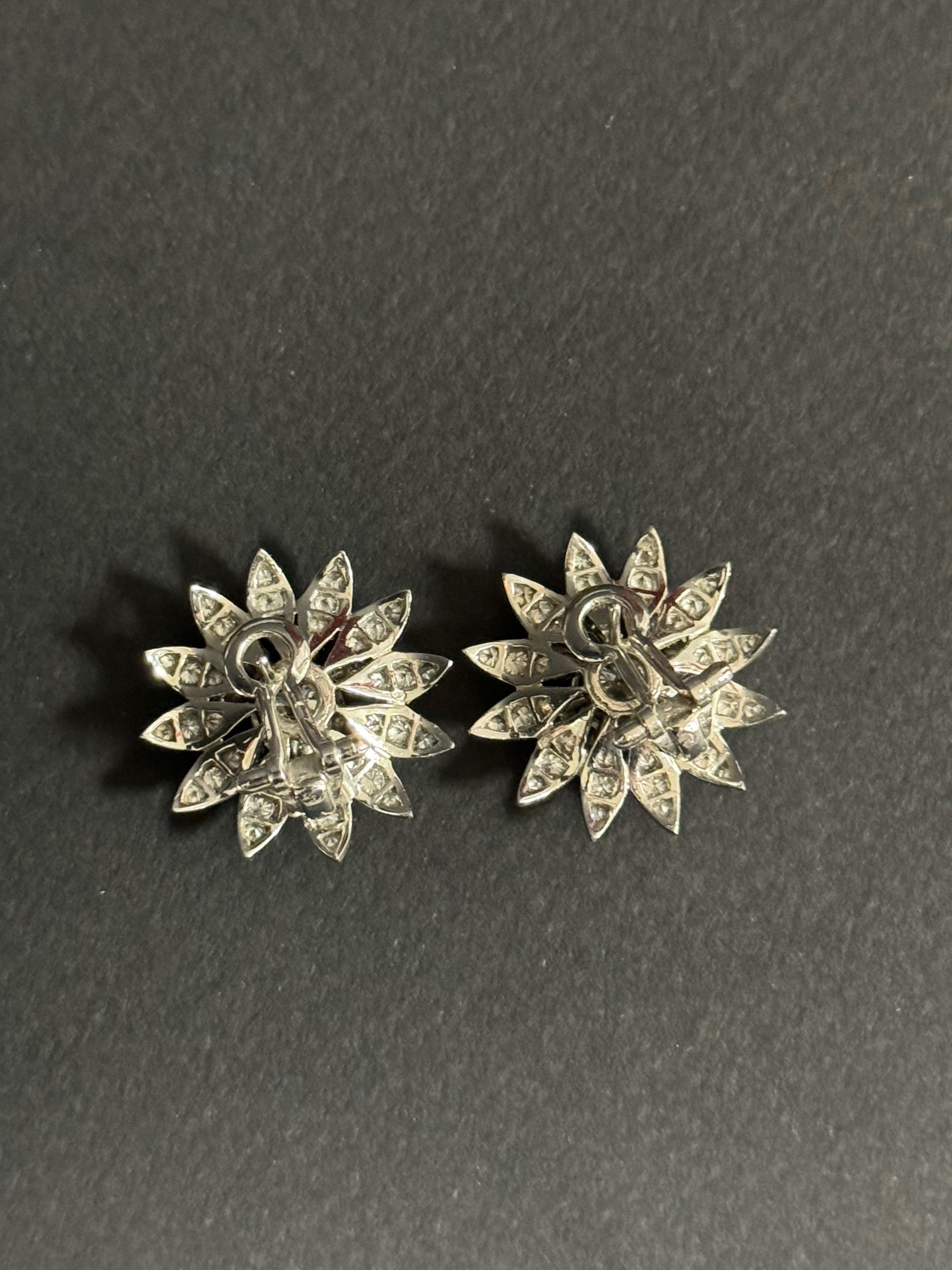 Femenino o masculino Pendientes Flor de diamantes y platino de hacia 1960 en venta