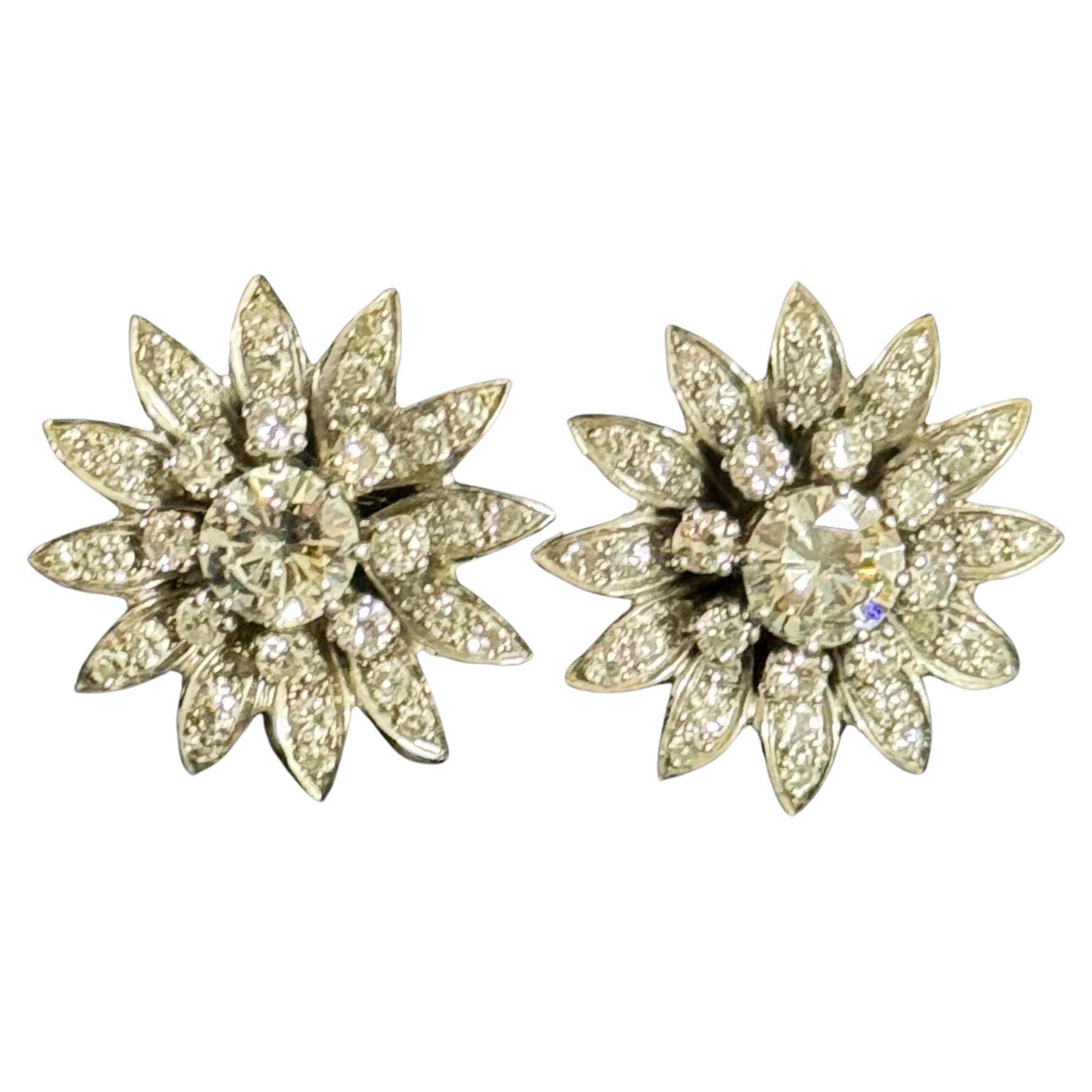 Pendientes Flor de diamantes y platino de hacia 1960 en venta