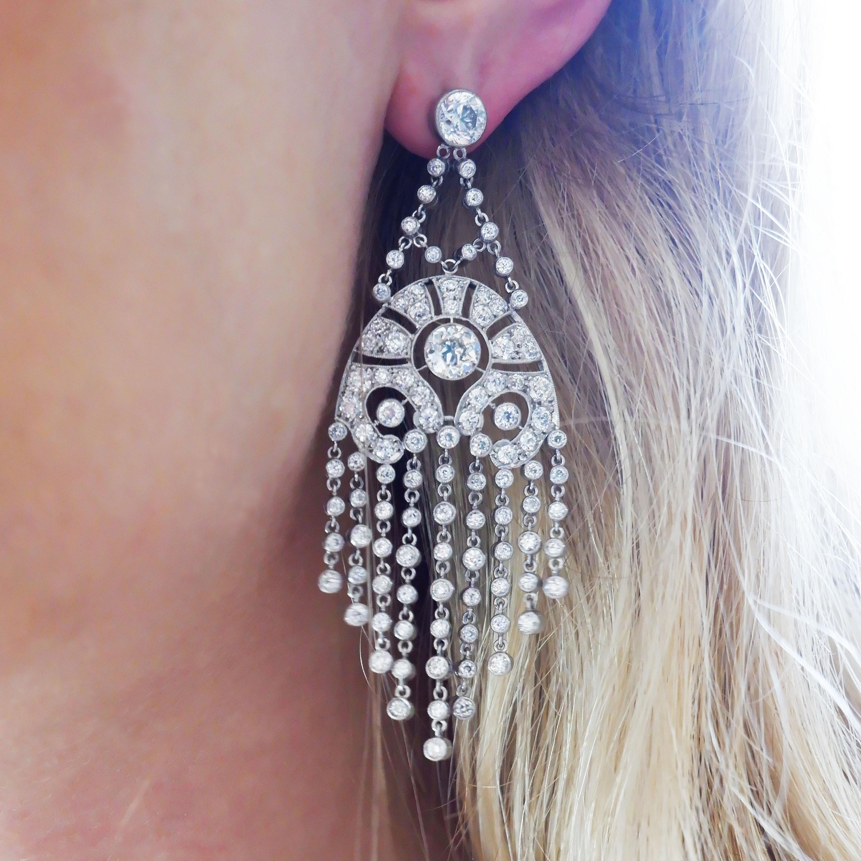 Ein Paar Diamant- und Platin-Ohrringe mit Fransen, mit runden Brillanten, mit einem Gesamtgewicht von 2,00 Karat, Farbe F, Reinheit SI2, in Reibefassungen, an denen eine Kette von Diamanten im Edwardianischen Schliff in Reibefassungen aufgehängt